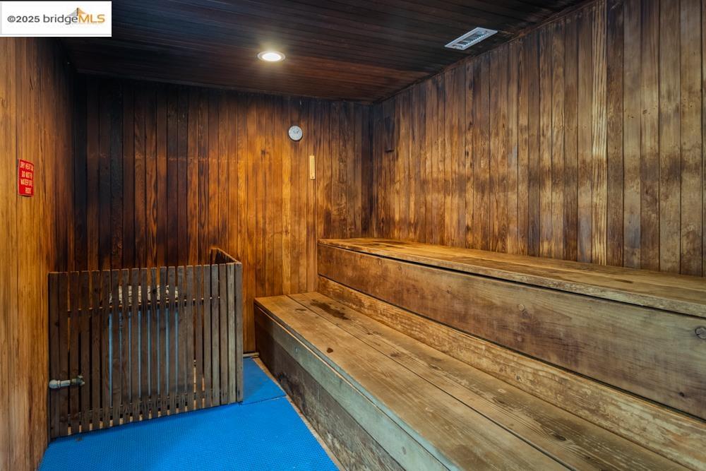 Detail Gallery Image 32 of 36 For 7 Commodore Drive #A460,  Emeryville,  CA 94608 - 1 Beds | 1 Baths