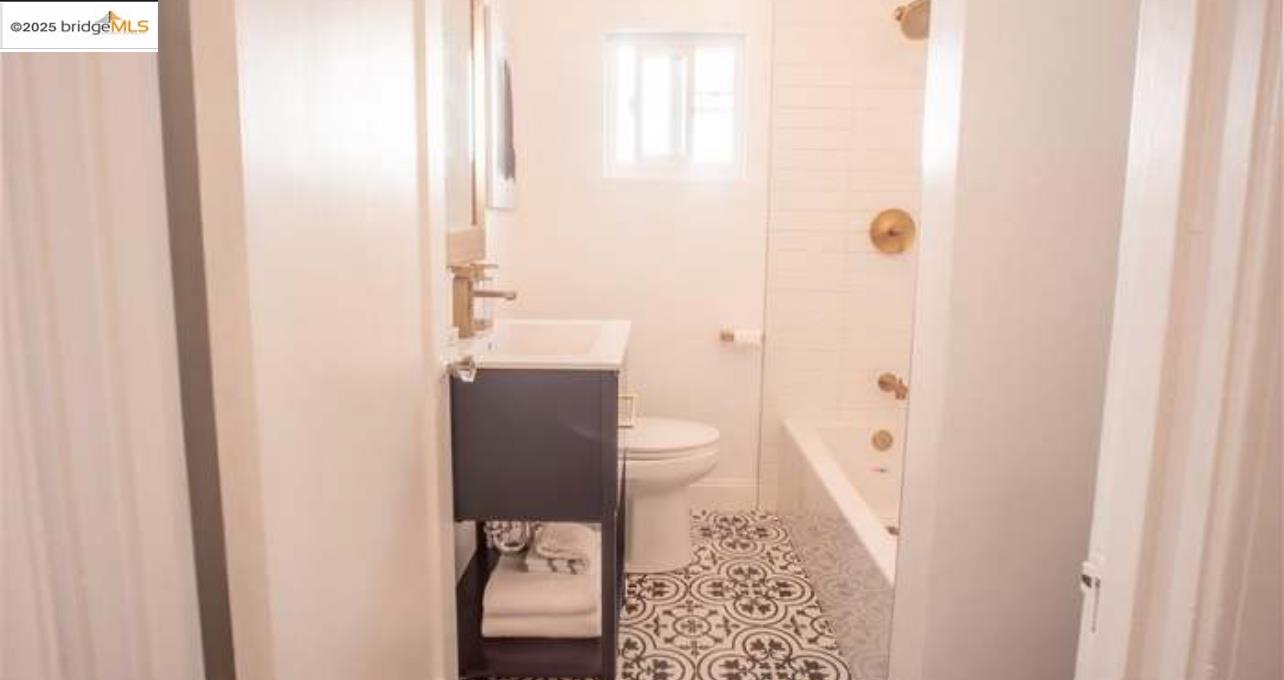 Detail Gallery Image 4 of 10 For 3373 Arkansas, Oakland,  CA 94602 - 2 Beds | 1 Baths