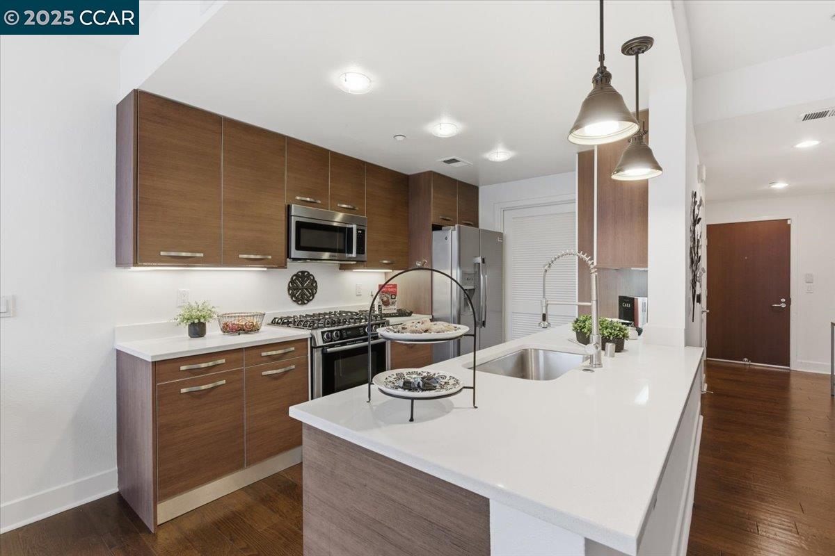 Detail Gallery Image 5 of 38 For 555 Ygnacio Valley Rd #204,  Walnut Creek,  CA 94596 - 1 Beds | 1/1 Baths