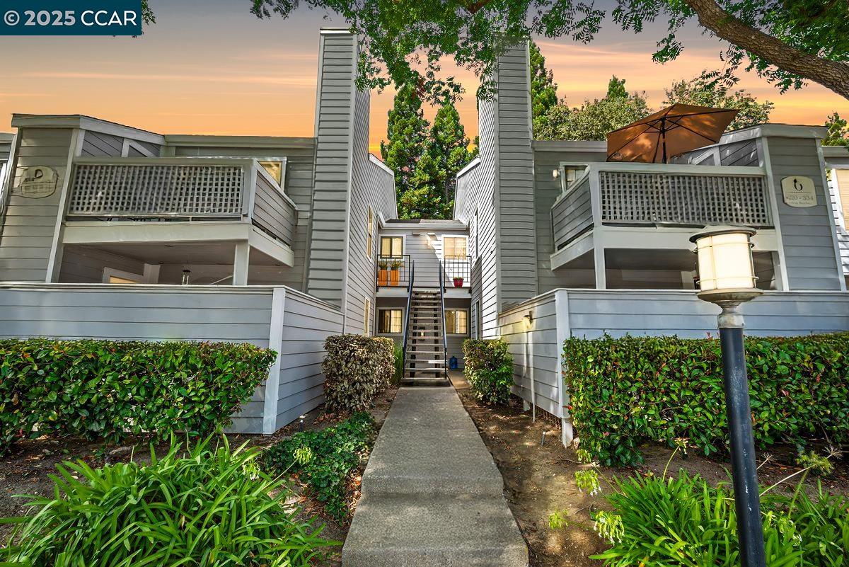 Detail Gallery Image 2 of 36 For 332 Eastridge Dr, San Ramon,  CA 94582 - 2 Beds | 2 Baths