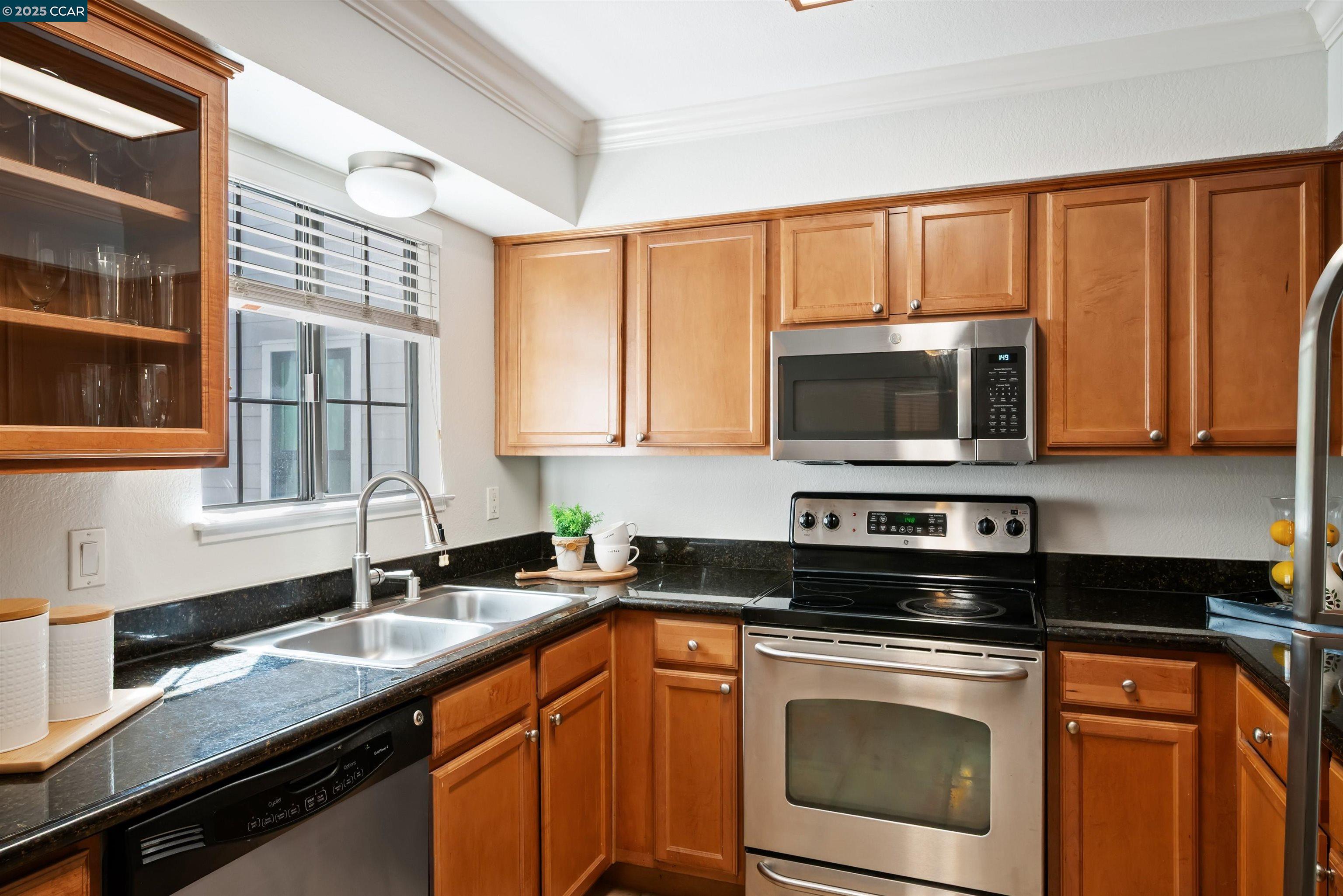 Detail Gallery Image 15 of 36 For 332 Eastridge Dr, San Ramon,  CA 94582 - 2 Beds | 2 Baths