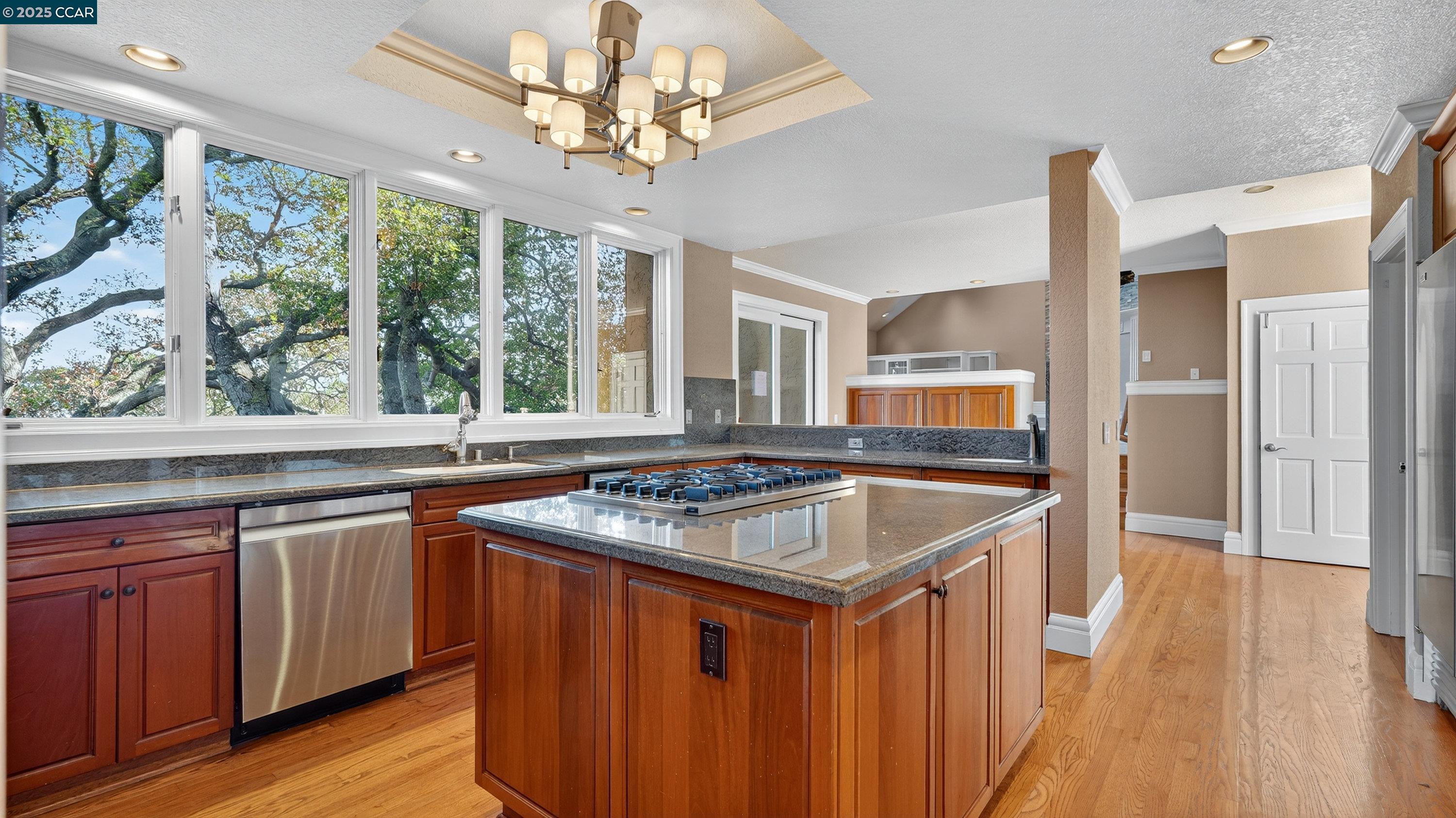 Detail Gallery Image 15 of 45 For 311 Santa Rosa Dr, Los Gatos,  CA 95032 - 5 Beds | 3/1 Baths