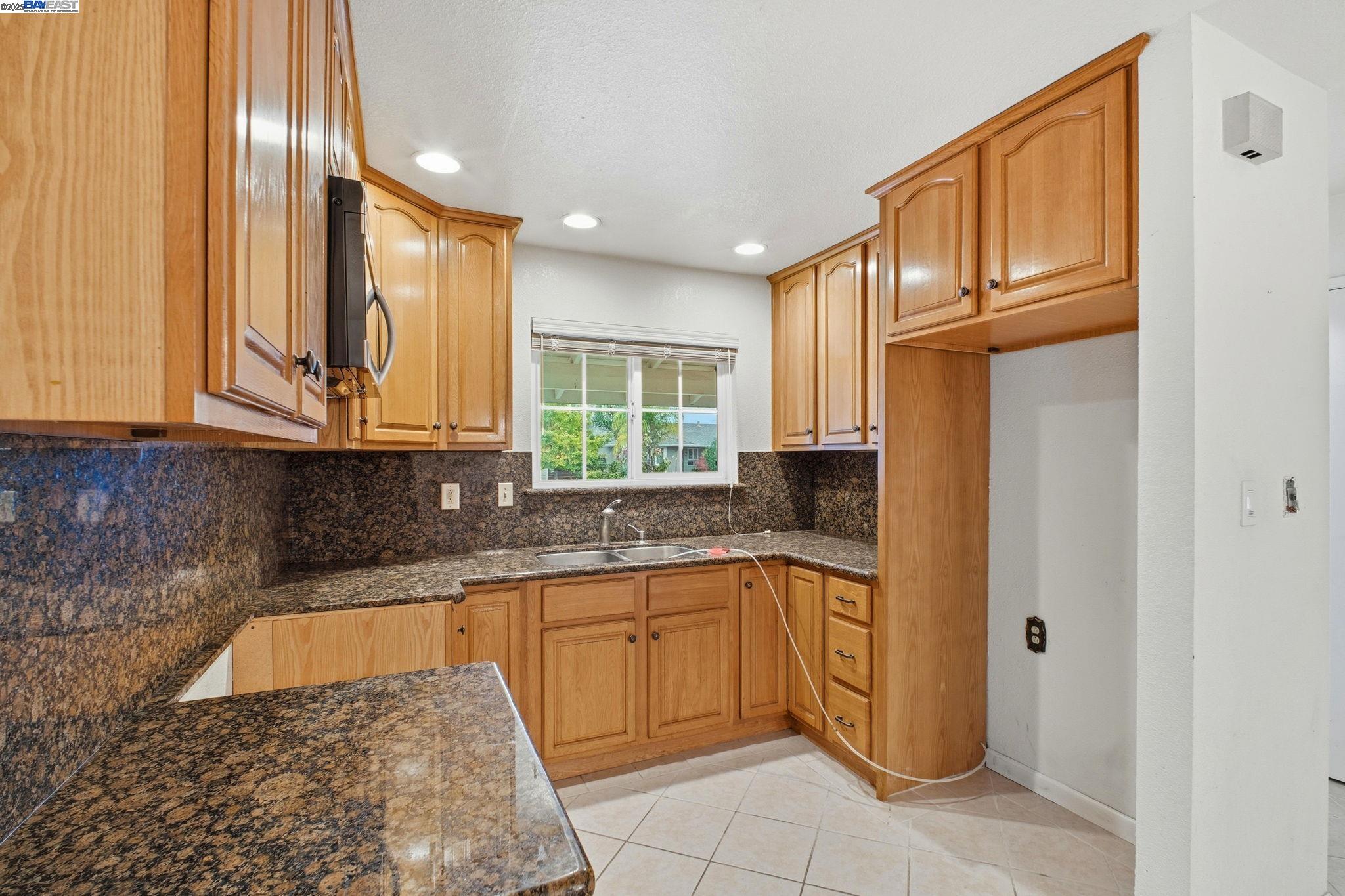Detail Gallery Image 3 of 18 For 4511 Sandra Ct, Union City,  CA 94587 - 4 Beds | 2 Baths