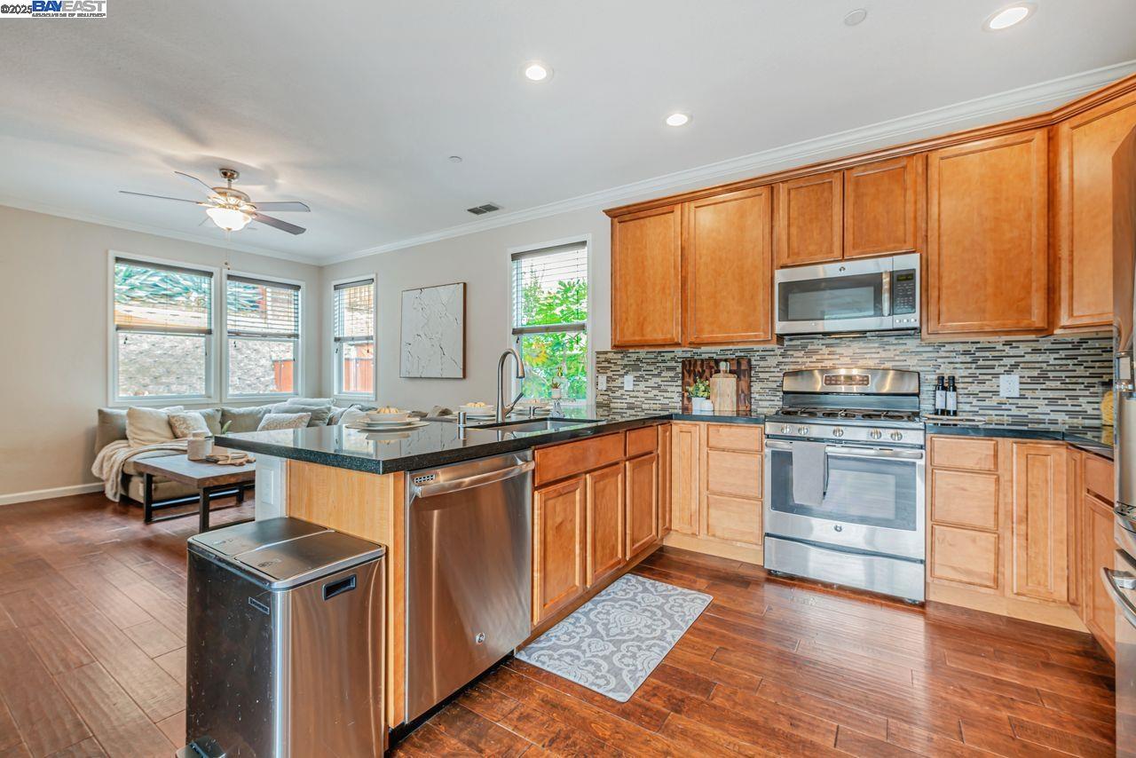 Detail Gallery Image 12 of 43 For 1115 Vine Ave, Martinez,  CA 94553 - 4 Beds | 2/1 Baths