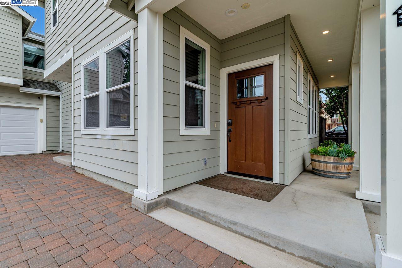 Detail Gallery Image 3 of 43 For 1115 Vine Ave, Martinez,  CA 94553 - 4 Beds | 2/1 Baths