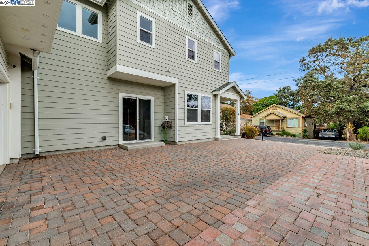 Detail Gallery Image 4 of 43 For 1115 Vine Ave, Martinez,  CA 94553 - 4 Beds | 2/1 Baths