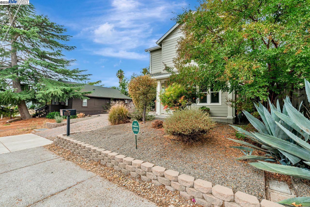 Detail Gallery Image 5 of 43 For 1115 Vine Ave, Martinez,  CA 94553 - 4 Beds | 2/1 Baths