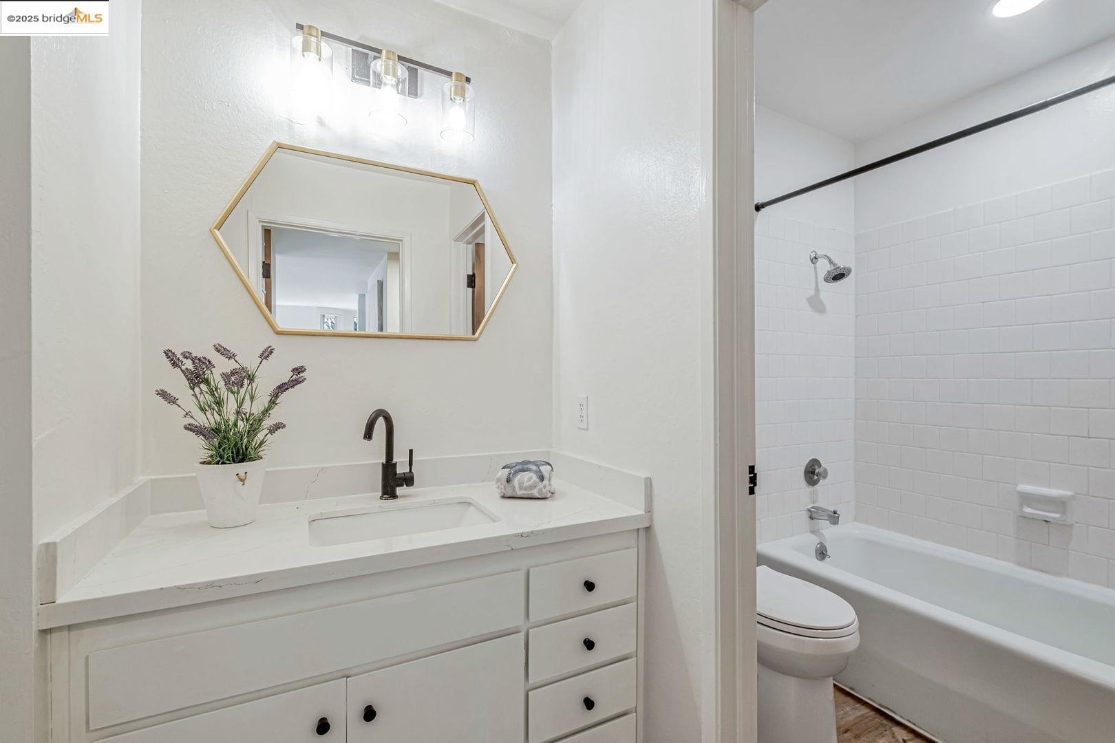 Detail Gallery Image 15 of 22 For 2700 Le Conte Ave #301,  Berkeley,  CA 94709 - 1 Beds | 1 Baths