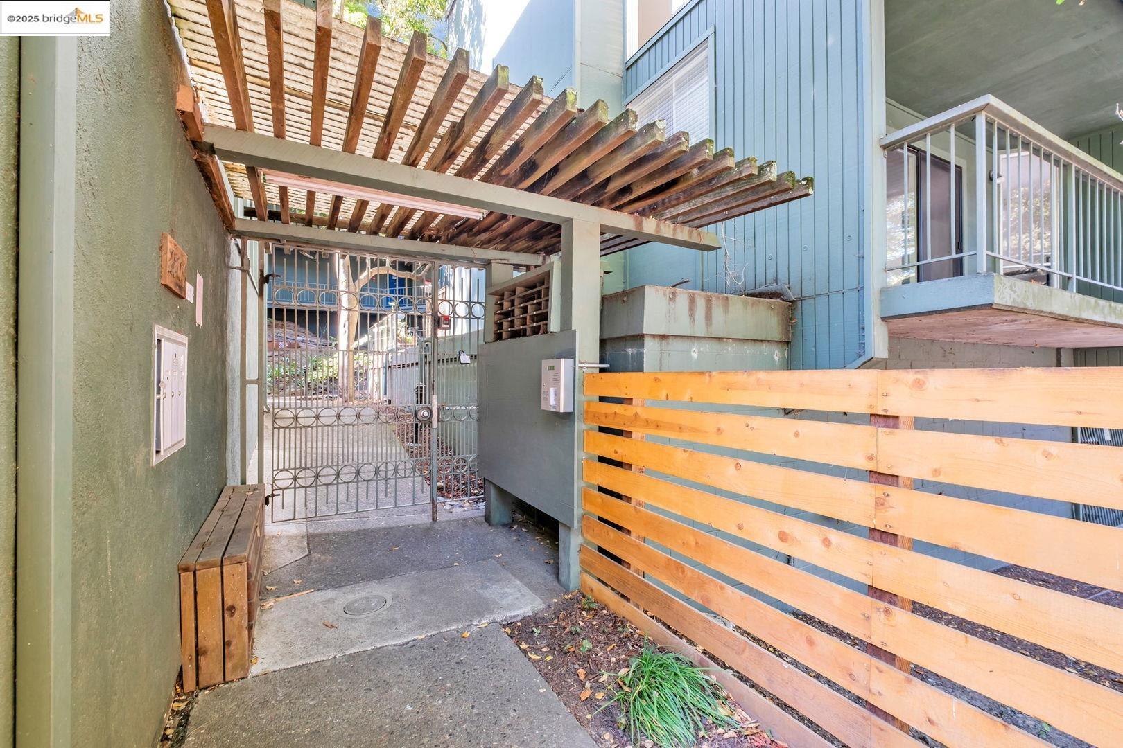 Detail Gallery Image 17 of 22 For 2700 Le Conte Ave #301,  Berkeley,  CA 94709 - 1 Beds | 1 Baths