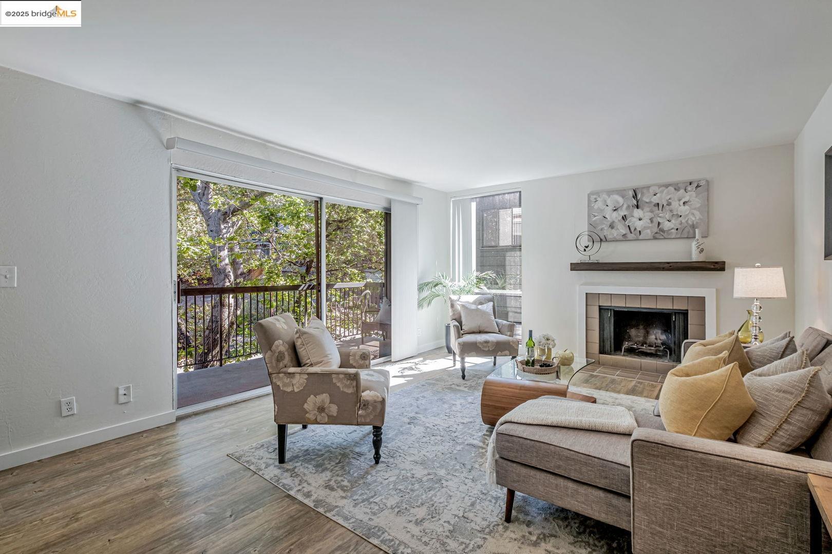 Detail Gallery Image 4 of 22 For 2700 Le Conte Ave #301,  Berkeley,  CA 94709 - 1 Beds | 1 Baths