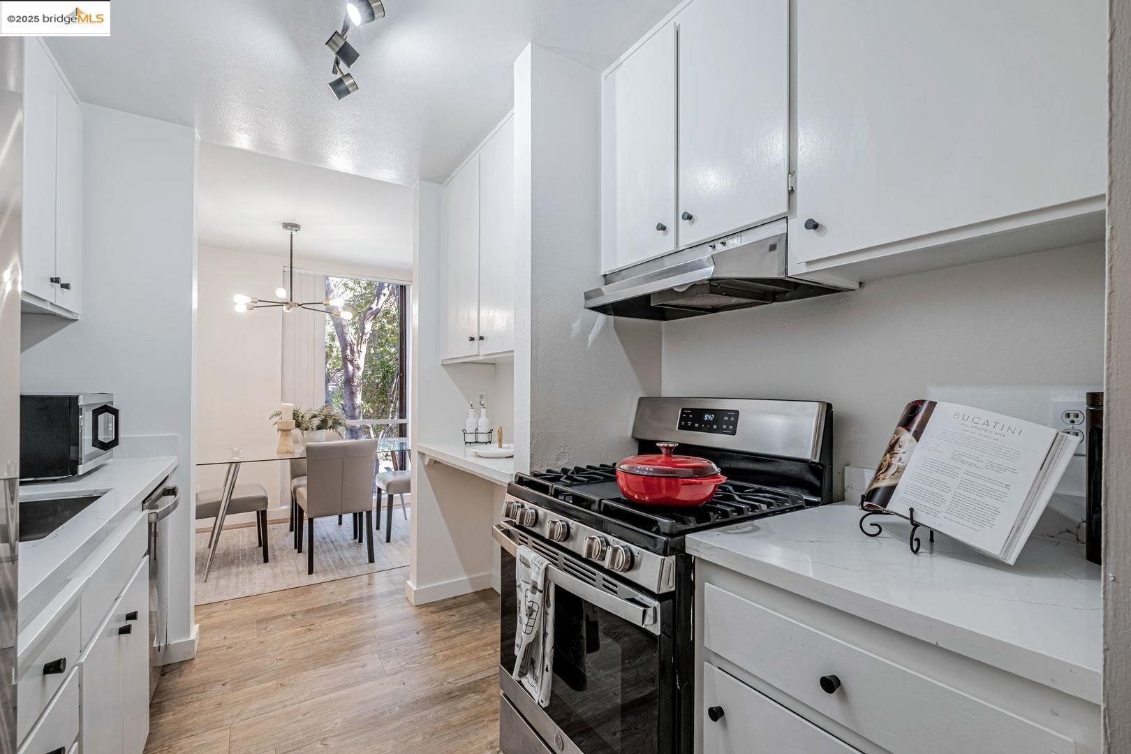 Detail Gallery Image 10 of 22 For 2700 Le Conte Ave #301,  Berkeley,  CA 94709 - 1 Beds | 1 Baths