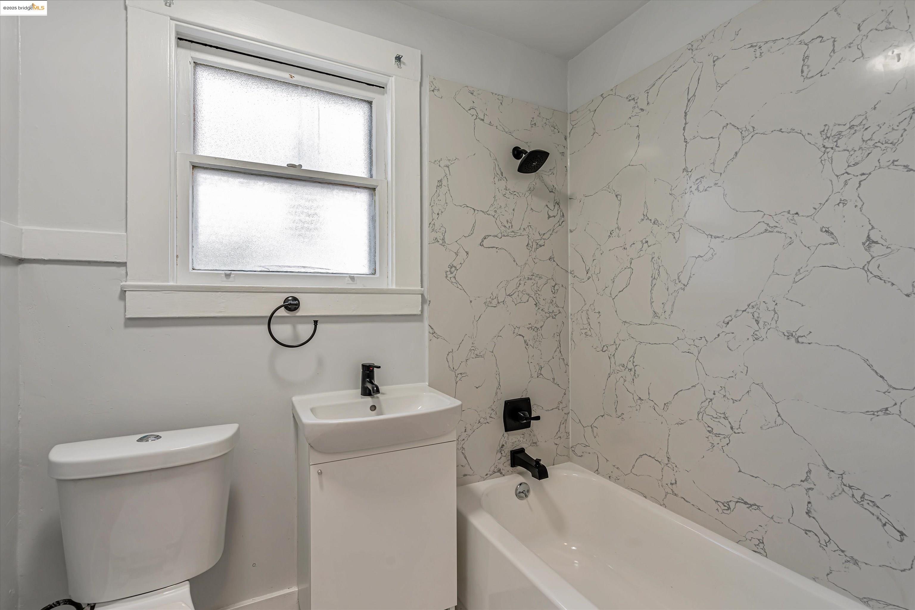 Detail Gallery Image 13 of 26 For 863 40th, Oakland,  CA 94608 - – Beds | – Baths