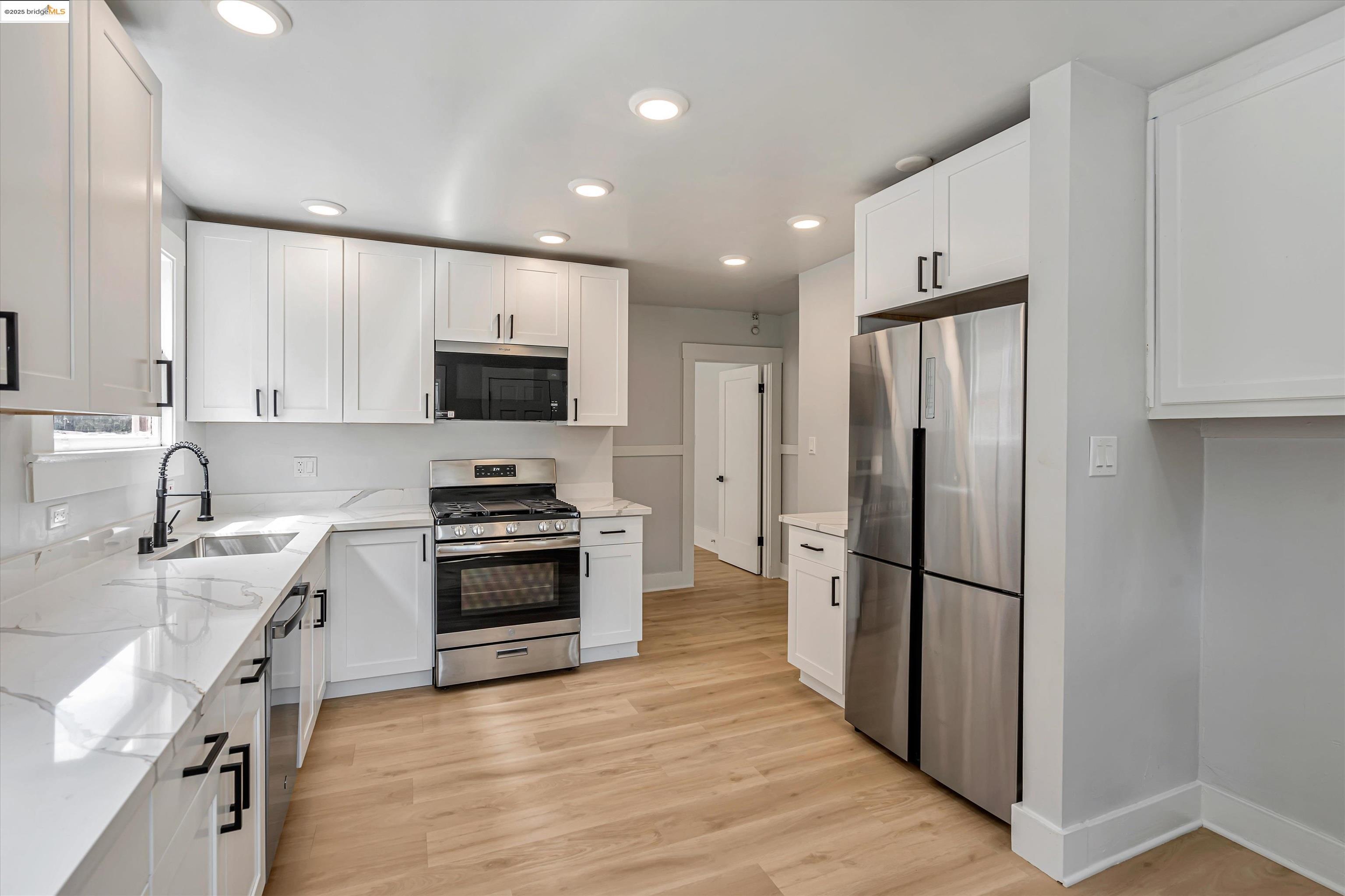 Detail Gallery Image 6 of 26 For 863 40th, Oakland,  CA 94608 - – Beds | – Baths