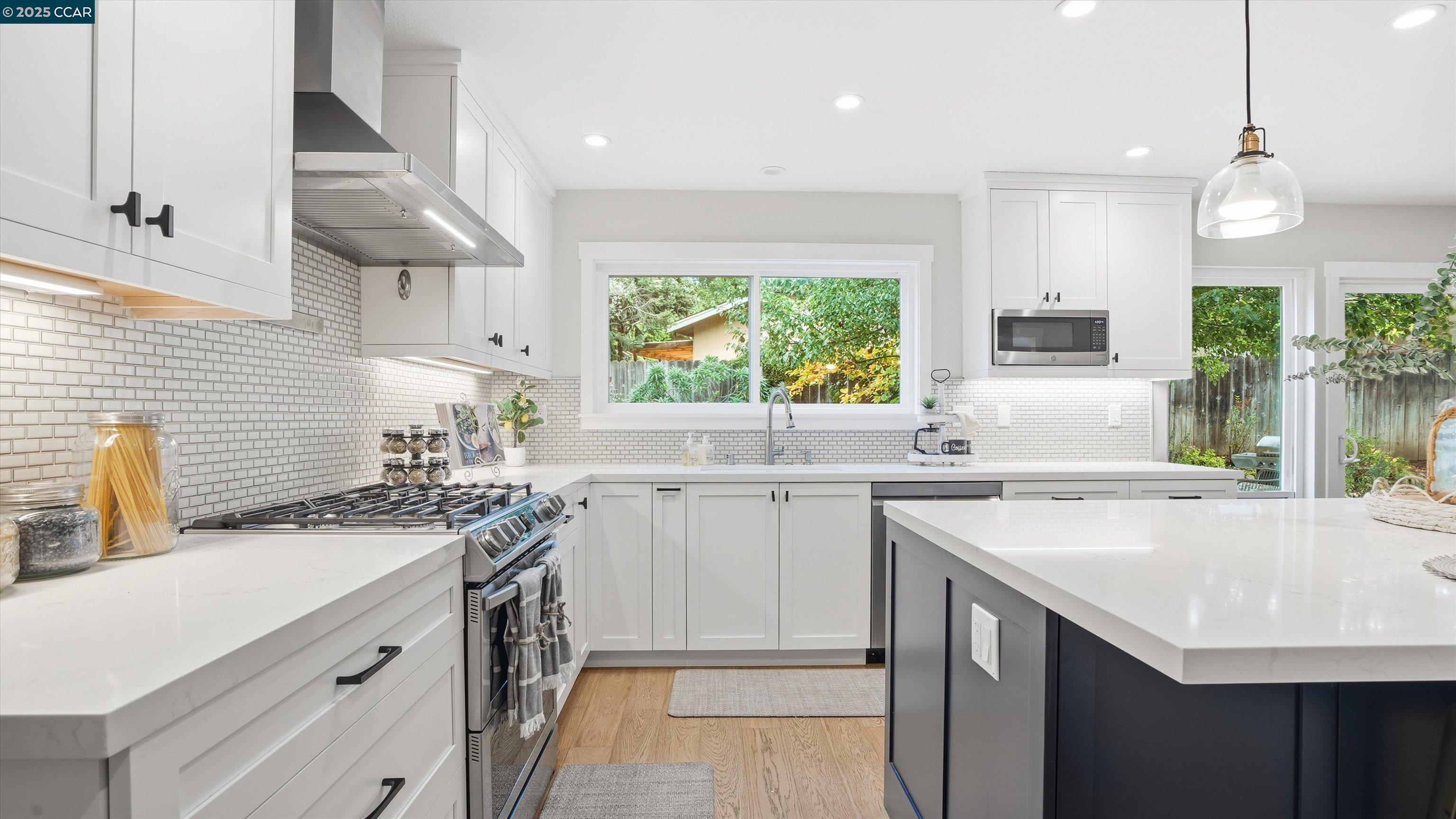 Detail Gallery Image 11 of 40 For 235 Appalachian Dr, Martinez,  CA 94553 - 5 Beds | 2/1 Baths