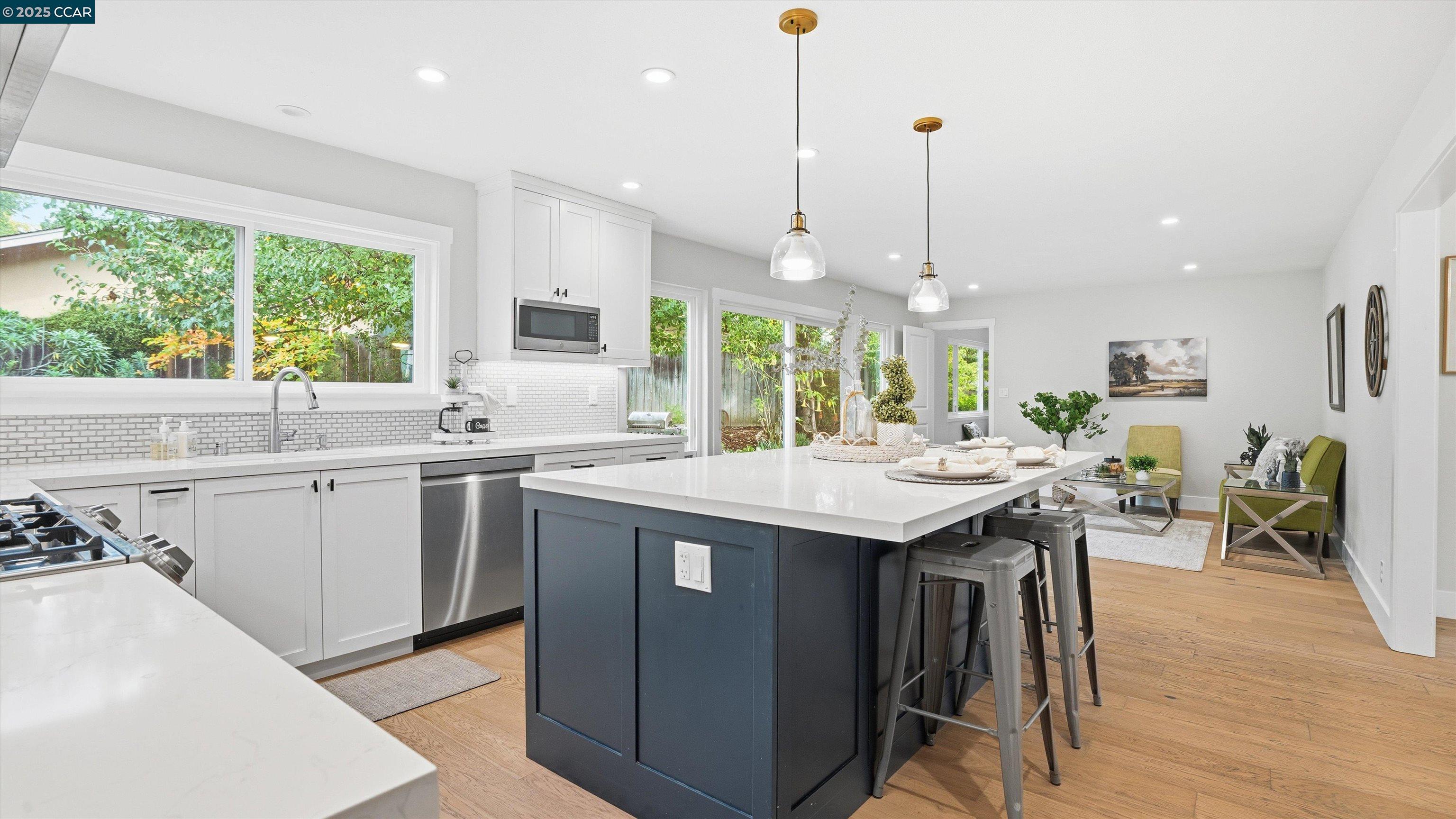 Detail Gallery Image 12 of 40 For 235 Appalachian Dr, Martinez,  CA 94553 - 5 Beds | 2/1 Baths