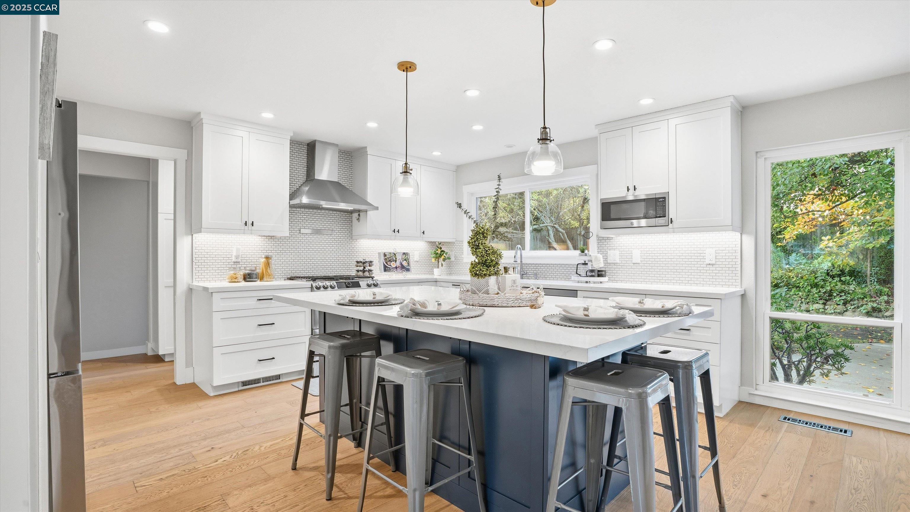 Detail Gallery Image 8 of 40 For 235 Appalachian Dr, Martinez,  CA 94553 - 5 Beds | 2/1 Baths