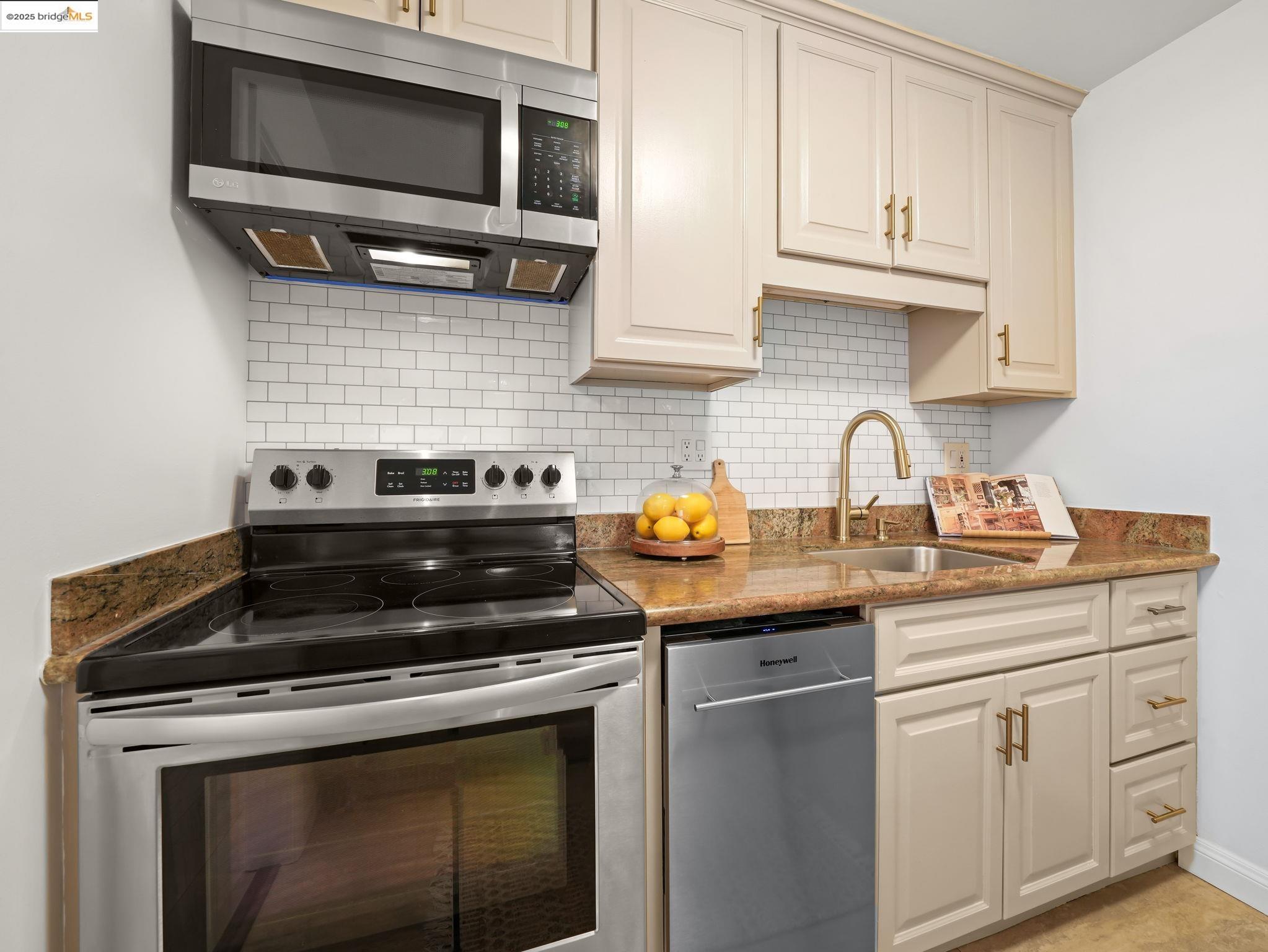 Detail Gallery Image 13 of 47 For 1321 Webster St #D212,  Alameda,  CA 94501 - 1 Beds | 1 Baths