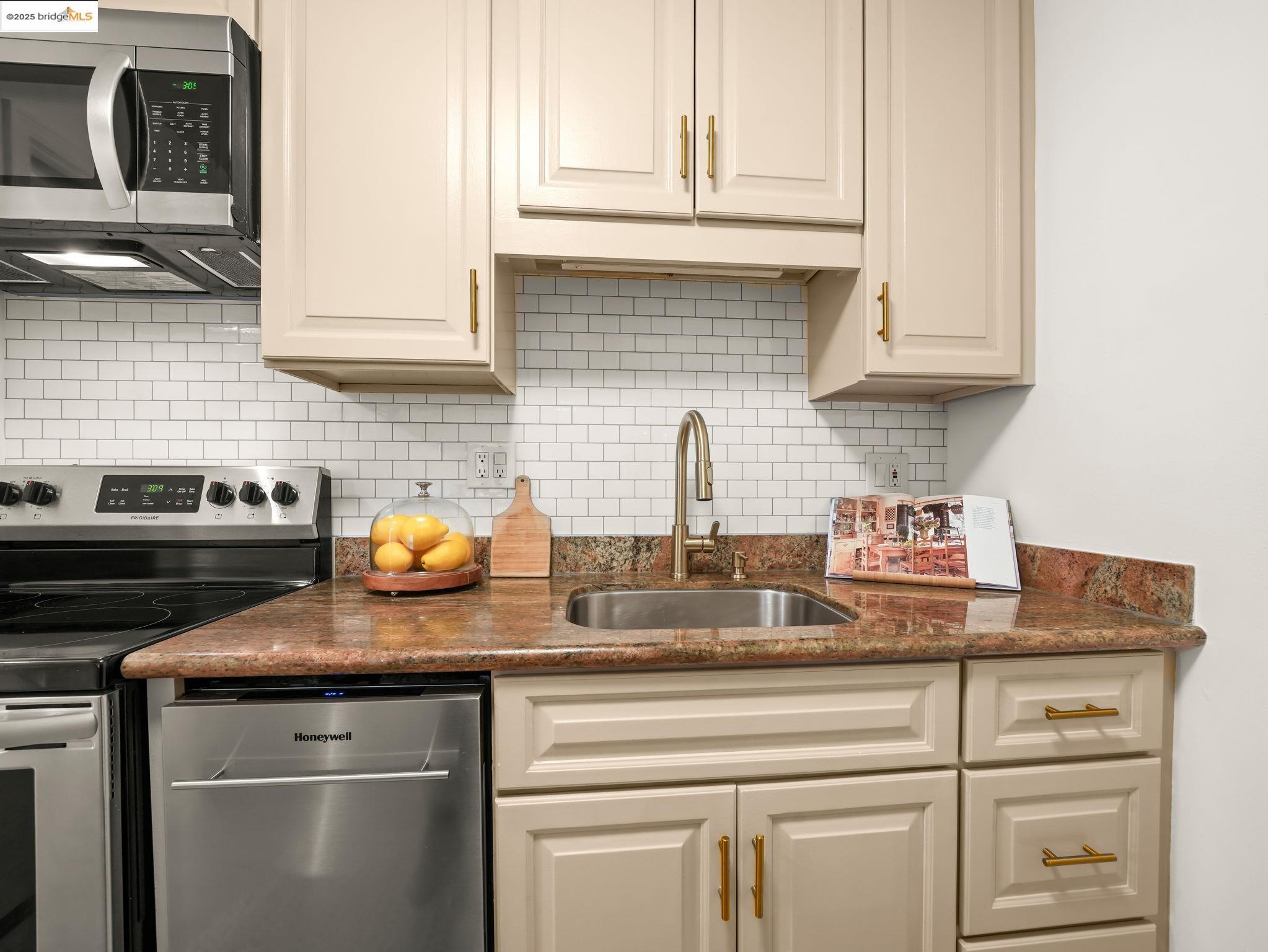 Detail Gallery Image 23 of 47 For 1321 Webster St #D212,  Alameda,  CA 94501 - 1 Beds | 1 Baths