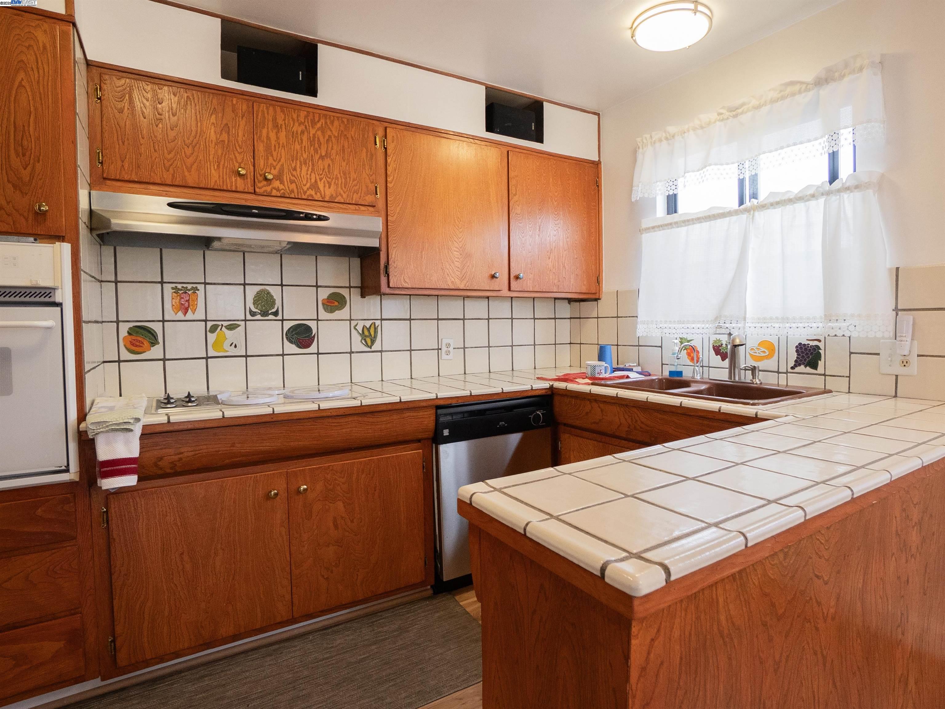 Detail Gallery Image 9 of 23 For 231 Saint Catherine Dr, Daly City,  CA 94015 - 3 Beds | 2 Baths