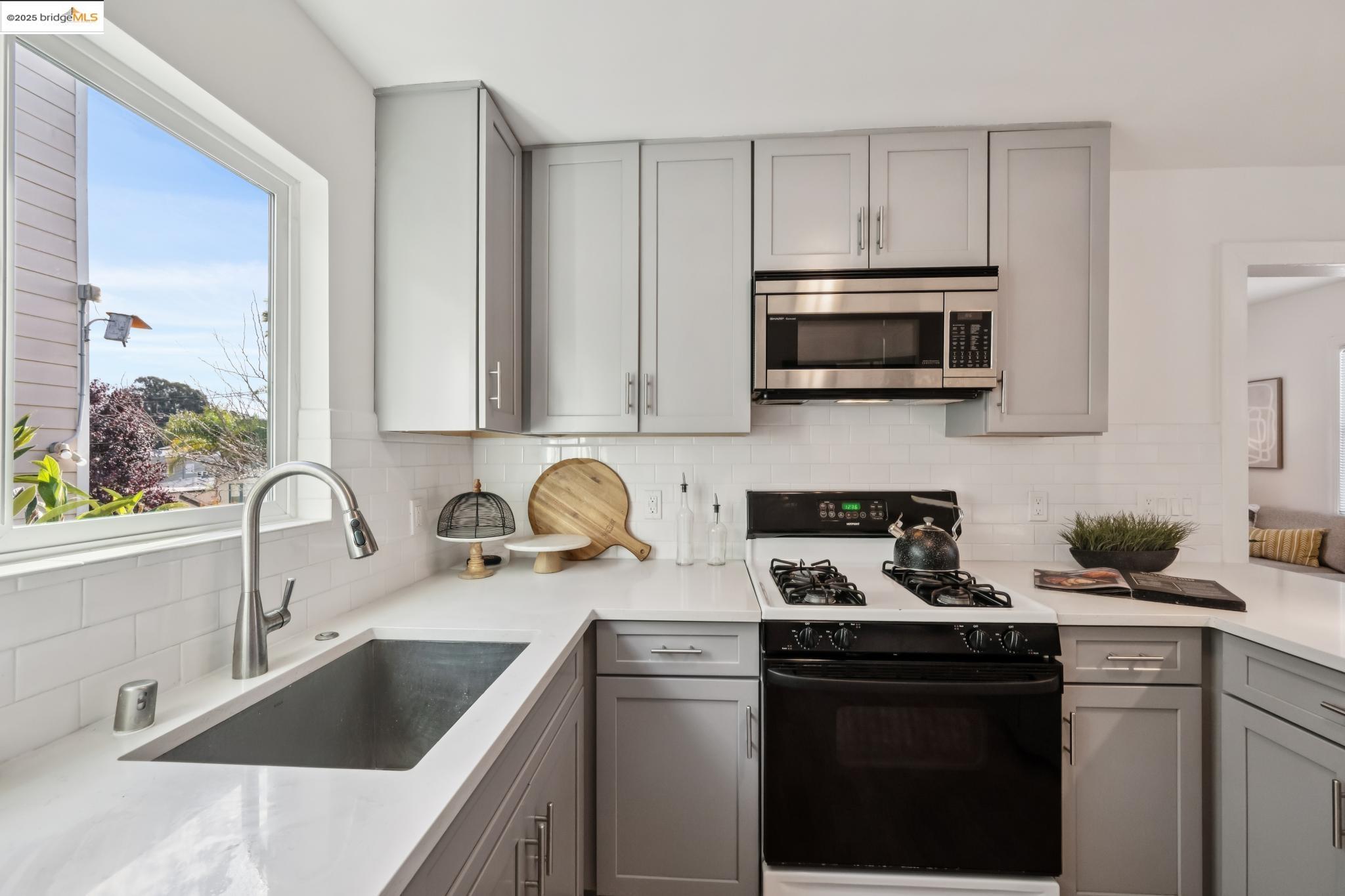 Detail Gallery Image 23 of 48 For 1420 E 33rd St, Oakland,  CA 94602 - 3 Beds | 1 Baths