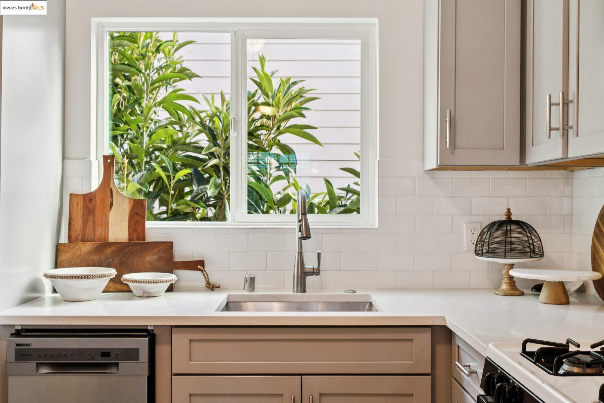 Detail Gallery Image 24 of 48 For 1420 E 33rd St, Oakland,  CA 94602 - 3 Beds | 1 Baths