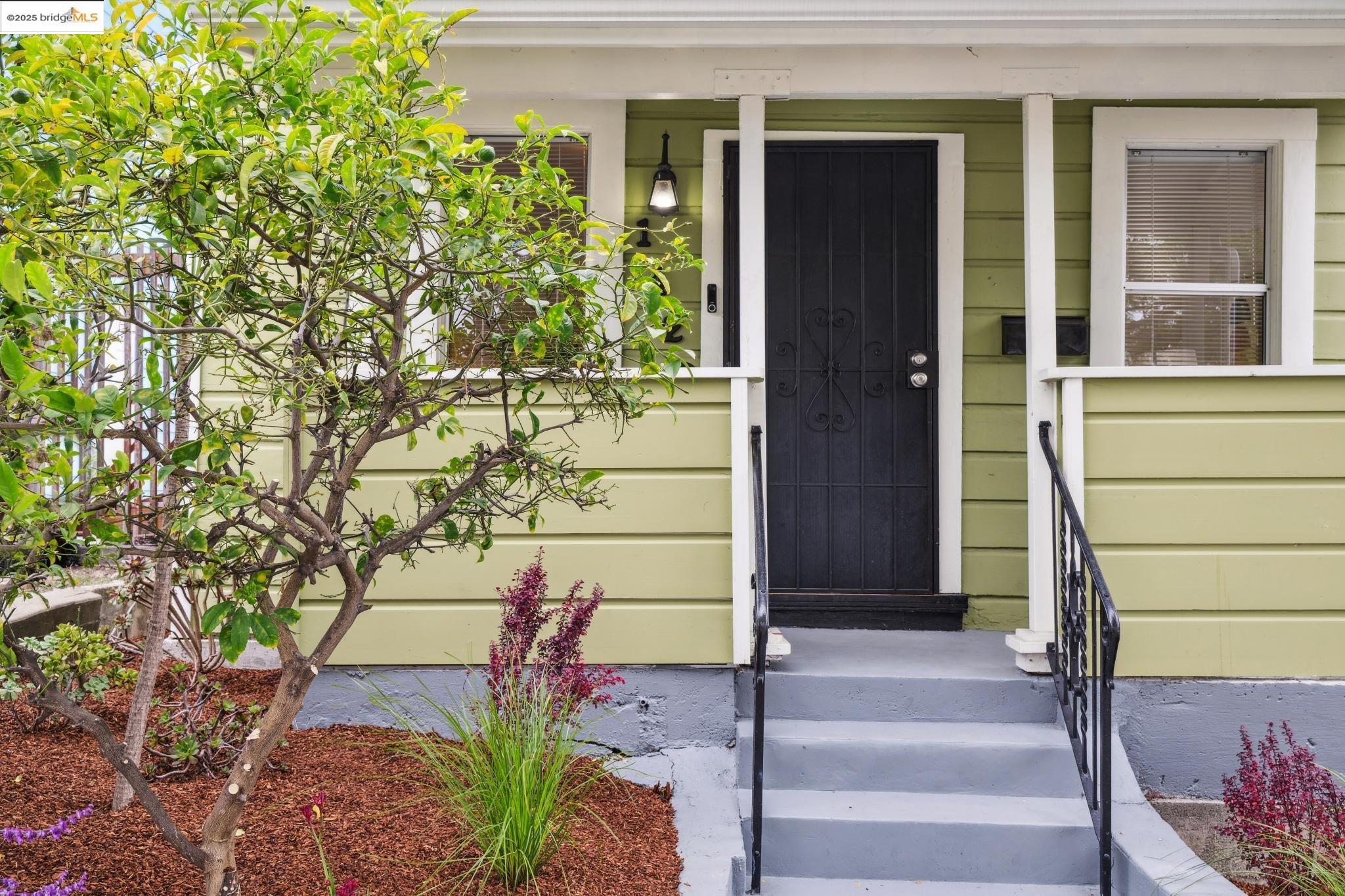 Detail Gallery Image 4 of 48 For 1420 E 33rd St, Oakland,  CA 94602 - 3 Beds | 1 Baths