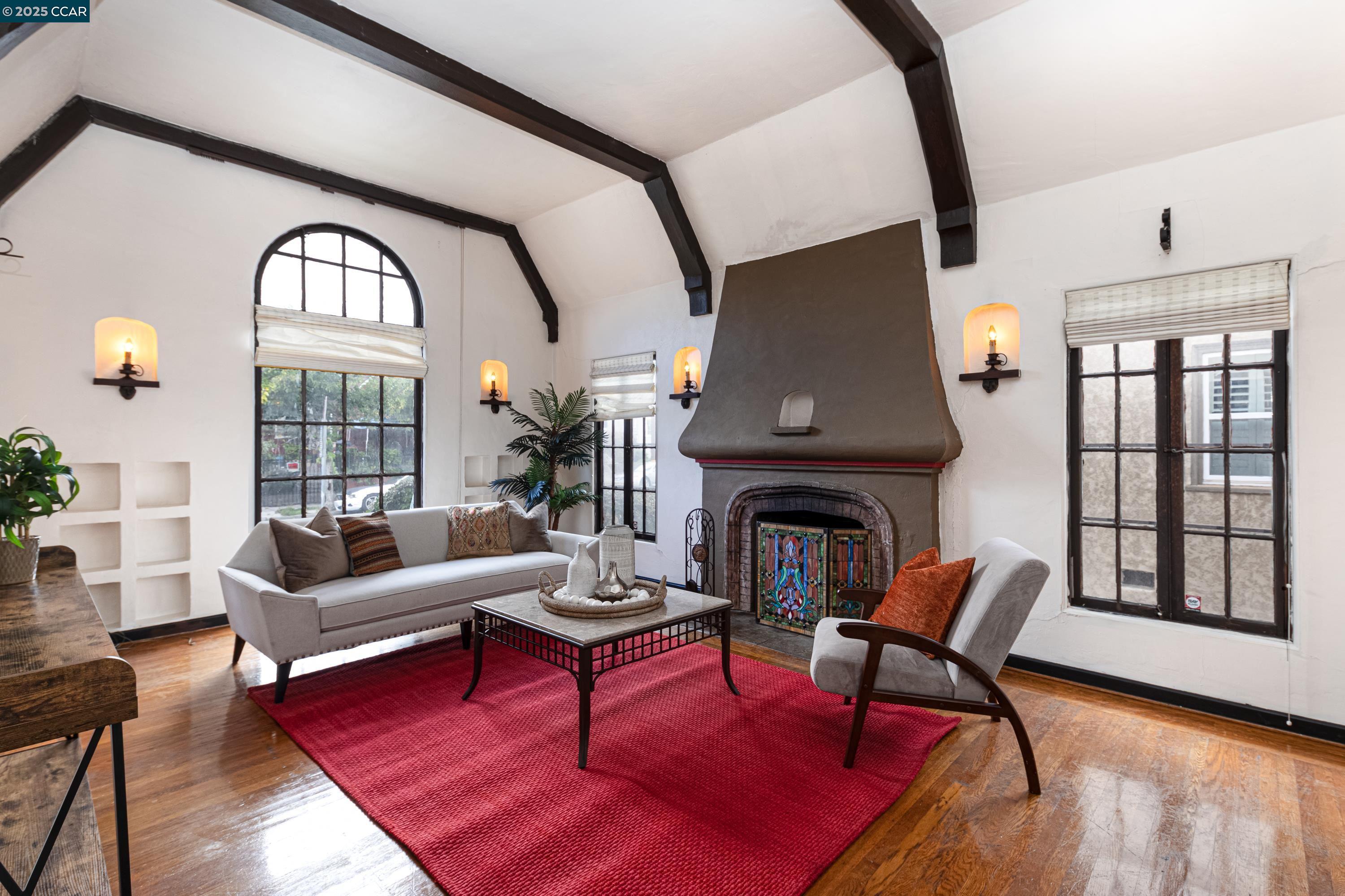 Detail Gallery Image 4 of 19 For 2600 55th Ave, Oakland,  CA 94605 - 3 Beds | 1 Baths