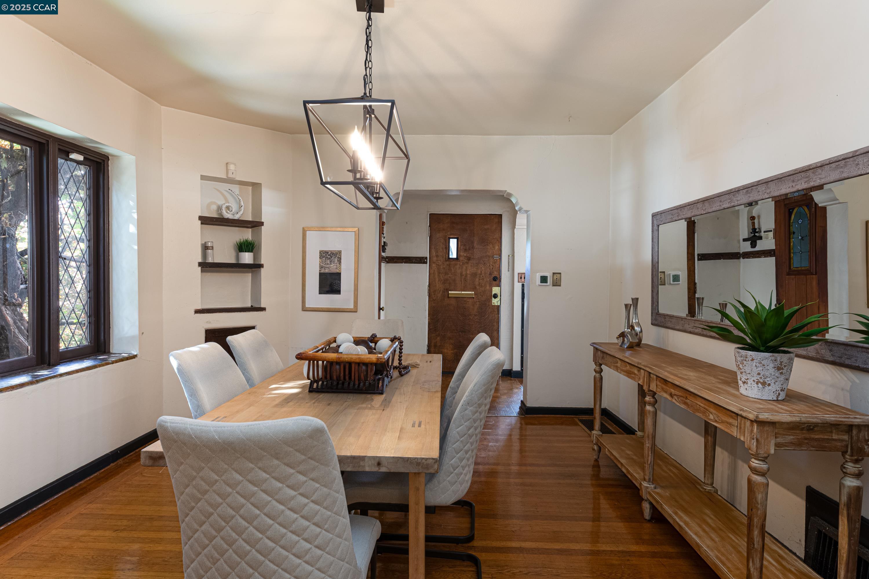 Detail Gallery Image 9 of 19 For 2600 55th Ave, Oakland,  CA 94605 - 3 Beds | 1 Baths