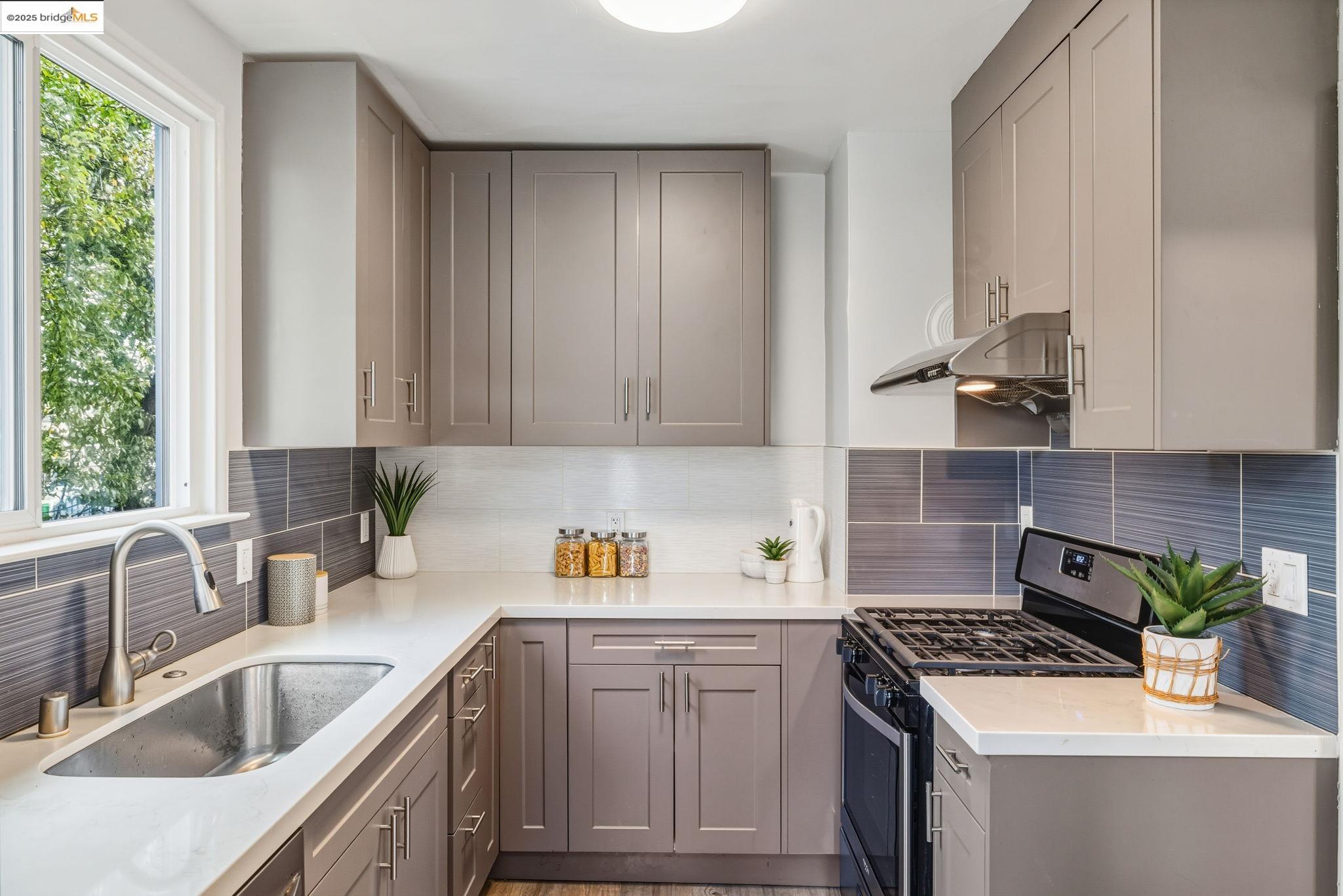 Detail Gallery Image 17 of 42 For 1565 Fir Ave, –,  CA 94578 - 2 Beds | 1 Baths