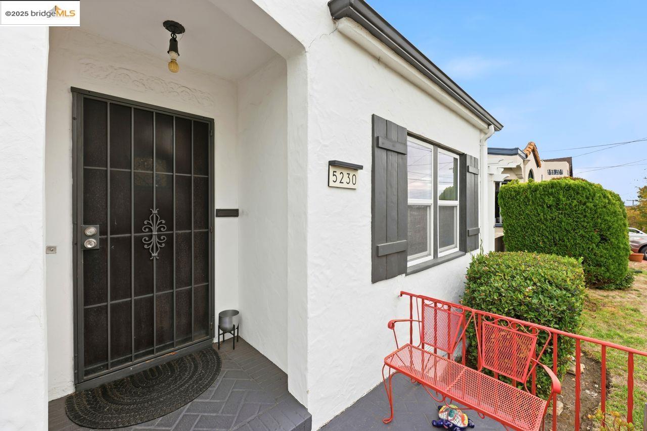 Detail Gallery Image 6 of 43 For 5230 Hillen Dr, Oakland,  CA 94619 - 4 Beds | 1 Baths