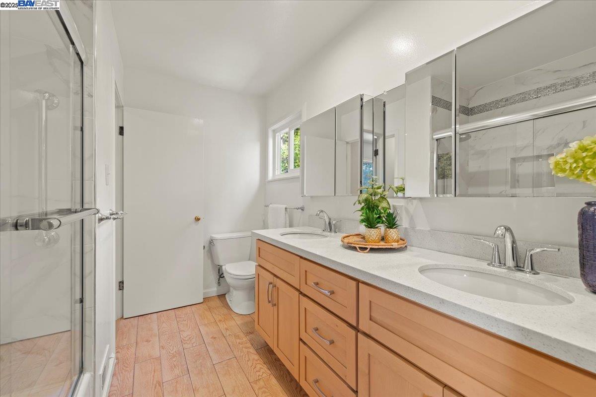 Detail Gallery Image 12 of 26 For 5838 Nottingham Dr, Oakland,  CA 94611 - 3 Beds | 2 Baths