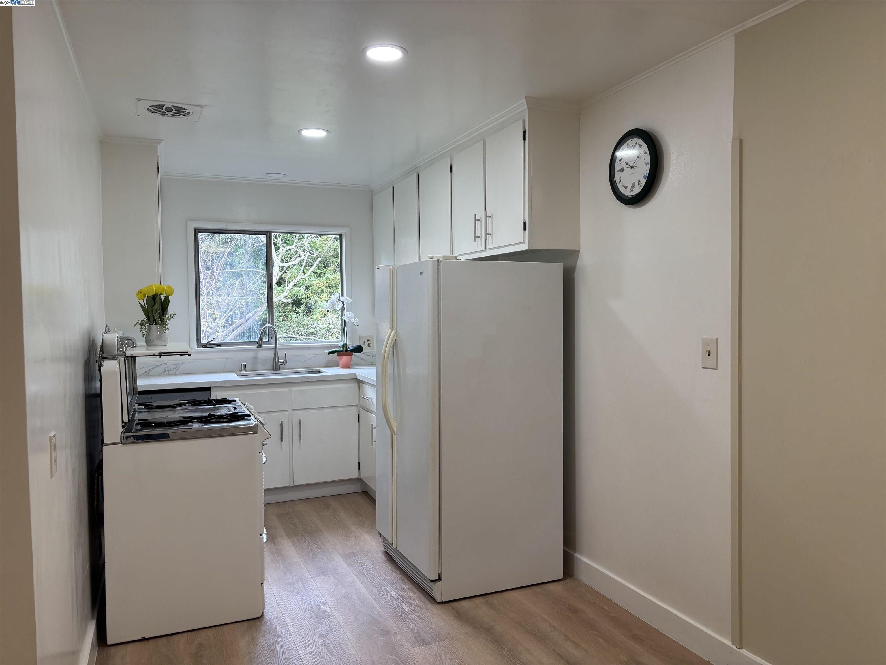 Detail Gallery Image 18 of 26 For 5838 Nottingham Dr, Oakland,  CA 94611 - 3 Beds | 2 Baths