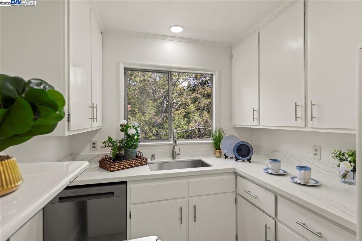Detail Gallery Image 6 of 26 For 5838 Nottingham Dr, Oakland,  CA 94611 - 3 Beds | 2 Baths