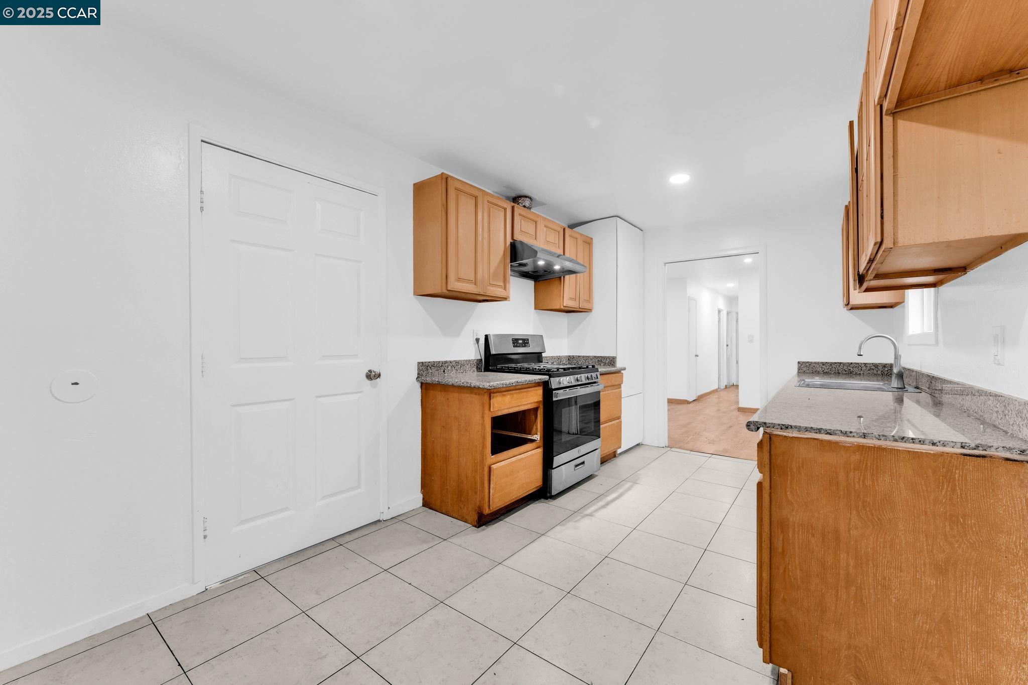 Detail Gallery Image 4 of 30 For 436 Marina Way S, Richmond,  CA 94804 - 3 Beds | 1/1 Baths