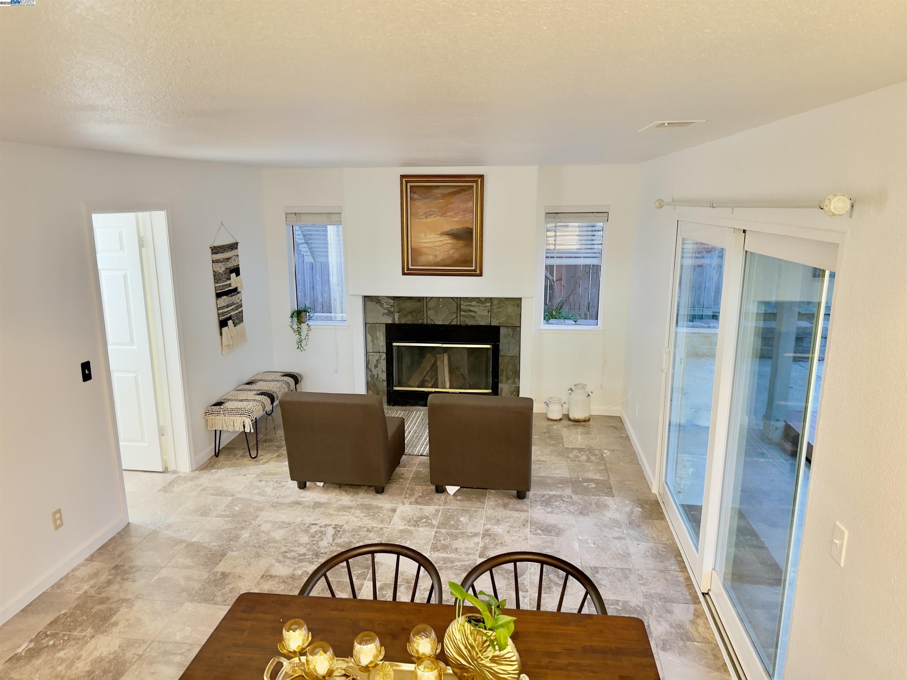 Detail Gallery Image 12 of 35 For 512 Bantry Rd, Pinole,  CA 94564-2683 - 3 Beds | 2/1 Baths