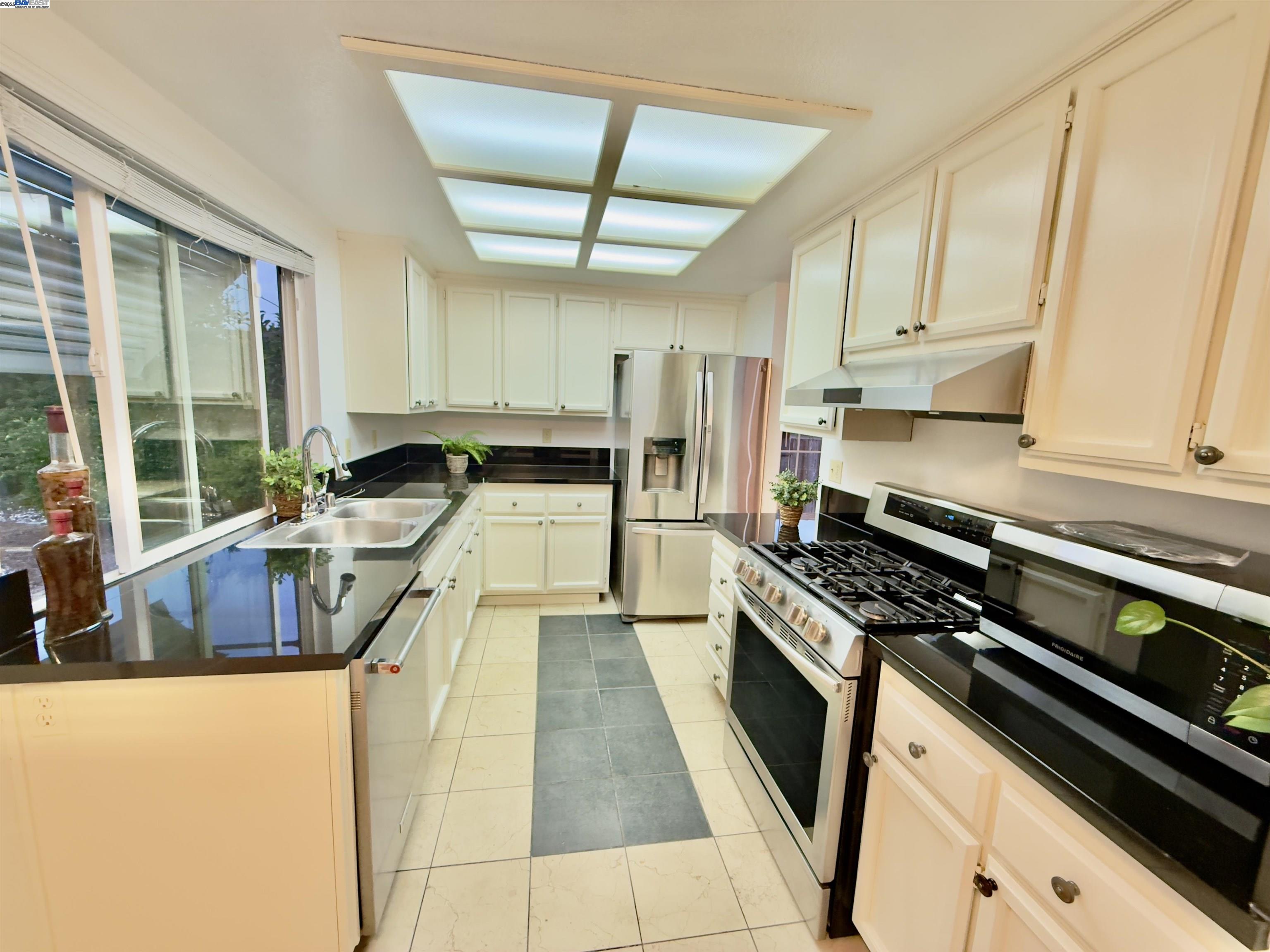 Detail Gallery Image 7 of 35 For 512 Bantry Rd, Pinole,  CA 94564-2683 - 3 Beds | 2/1 Baths