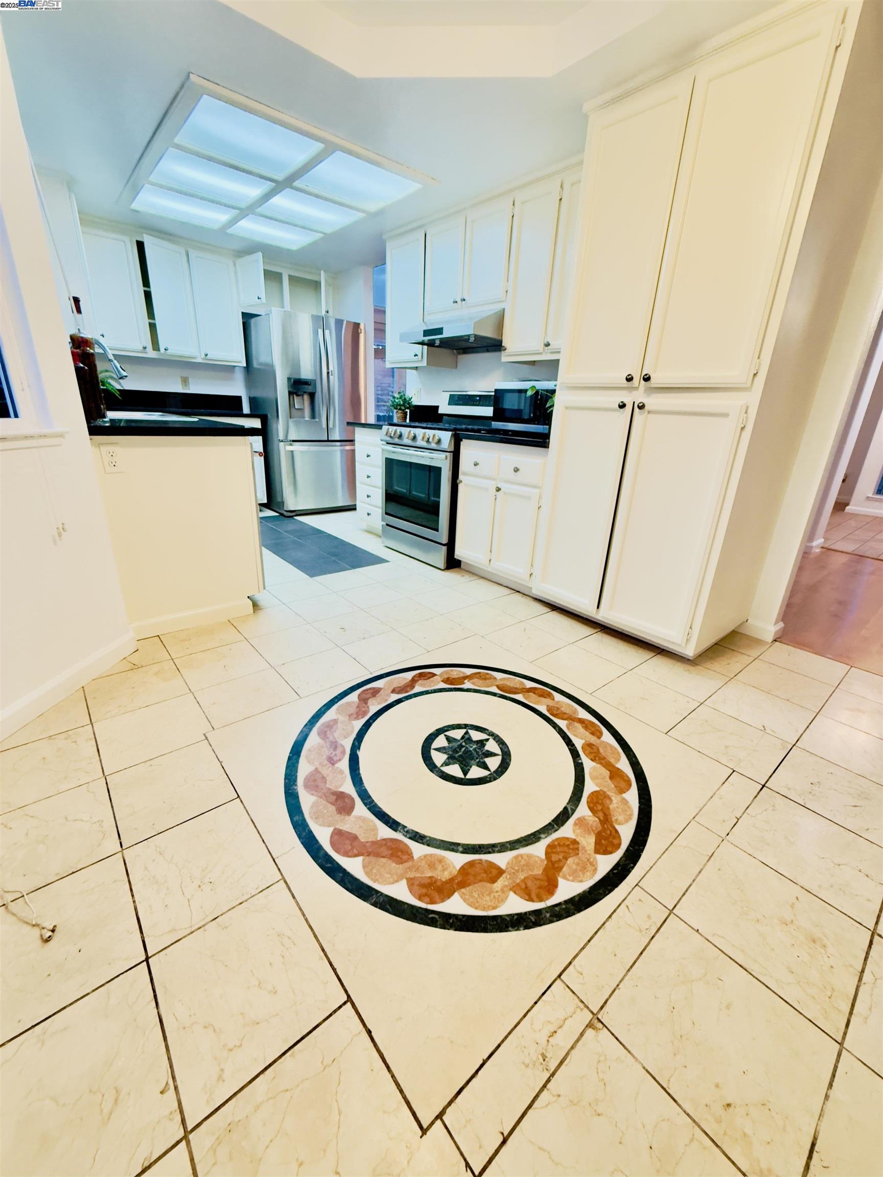 Detail Gallery Image 8 of 35 For 512 Bantry Rd, Pinole,  CA 94564-2683 - 3 Beds | 2/1 Baths