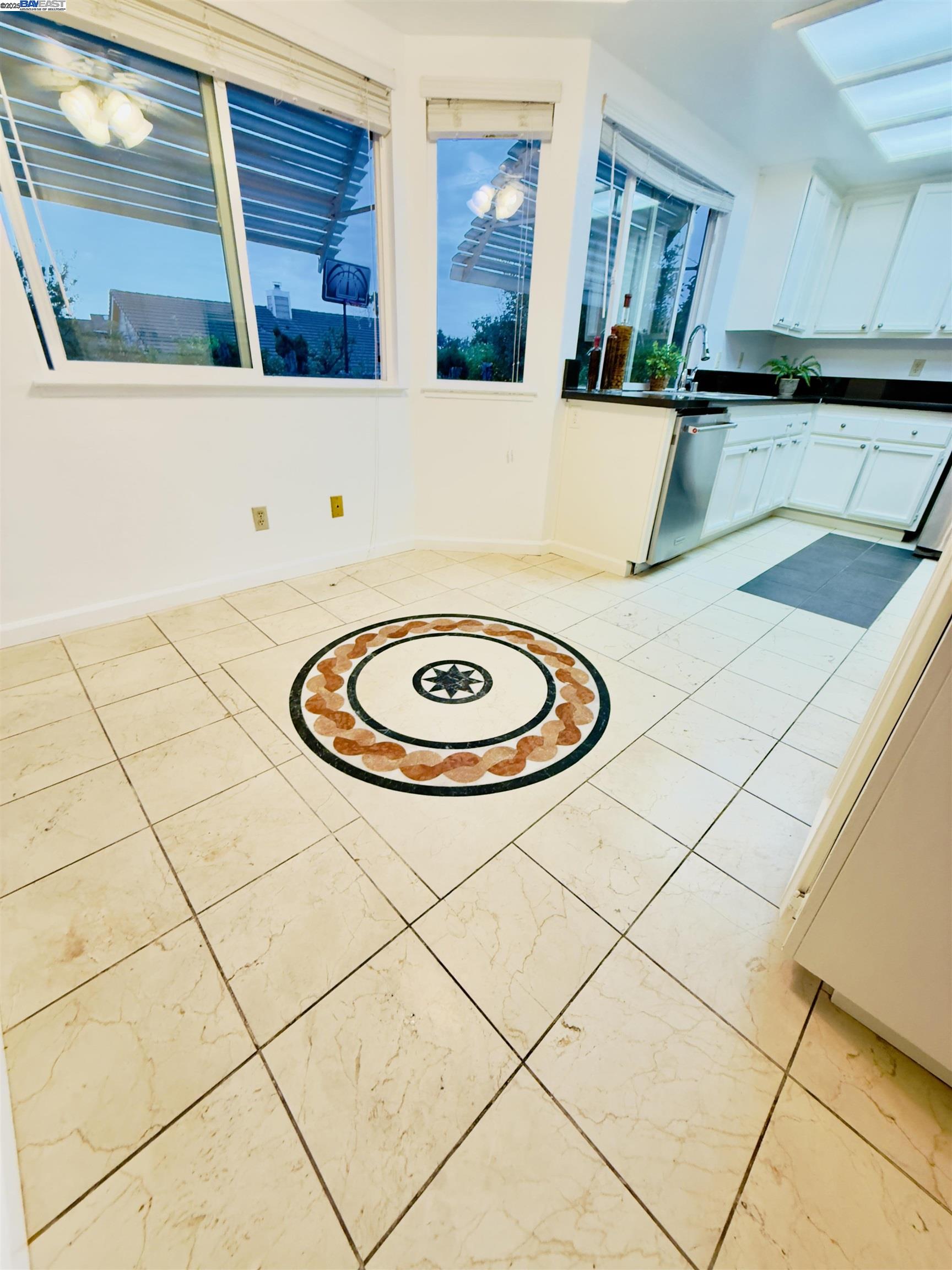 Detail Gallery Image 9 of 35 For 512 Bantry Rd, Pinole,  CA 94564-2683 - 3 Beds | 2/1 Baths