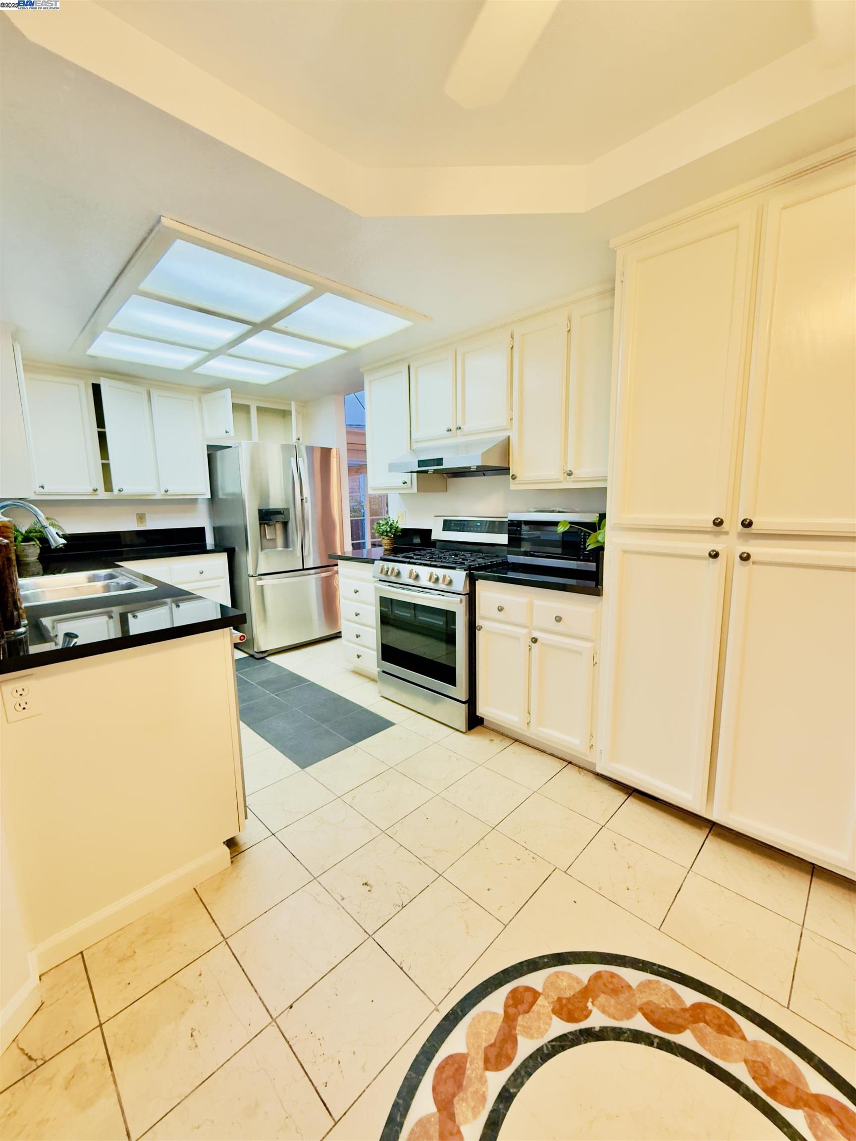 Detail Gallery Image 10 of 35 For 512 Bantry Rd, Pinole,  CA 94564-2683 - 3 Beds | 2/1 Baths