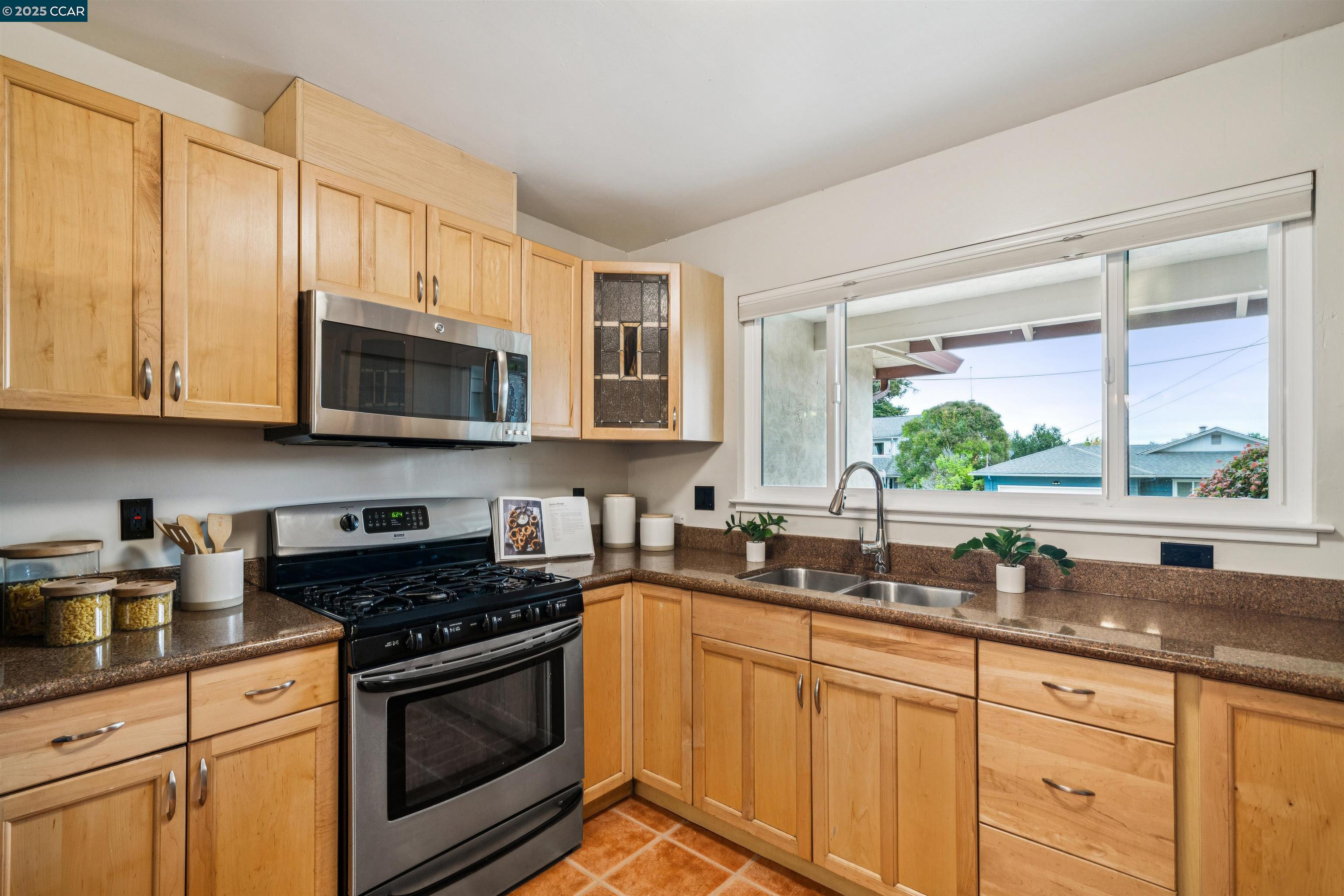 Detail Gallery Image 9 of 27 For 3141 Deseret Dr, Richmond,  CA 94803 - 3 Beds | 2 Baths