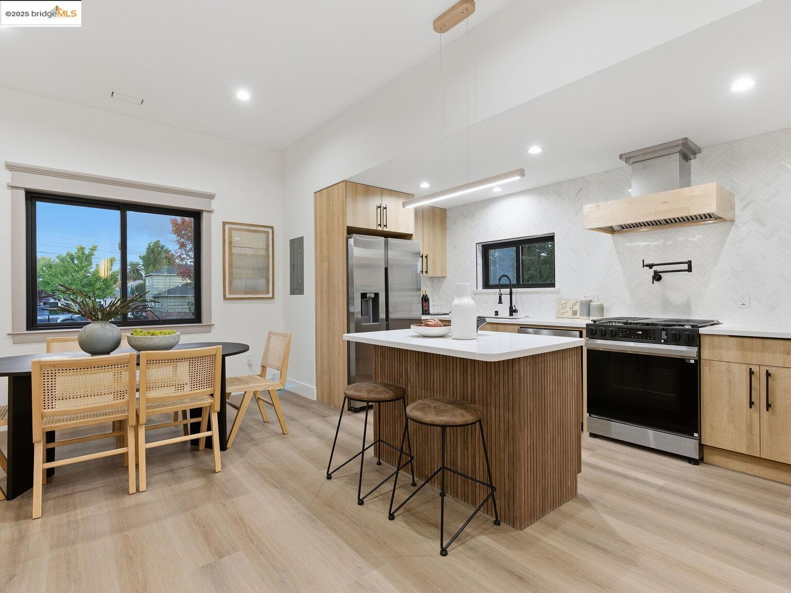 Detail Gallery Image 3 of 60 For 3274 Encinal Ave, Alameda,  CA 94501 - 3 Beds | 2 Baths