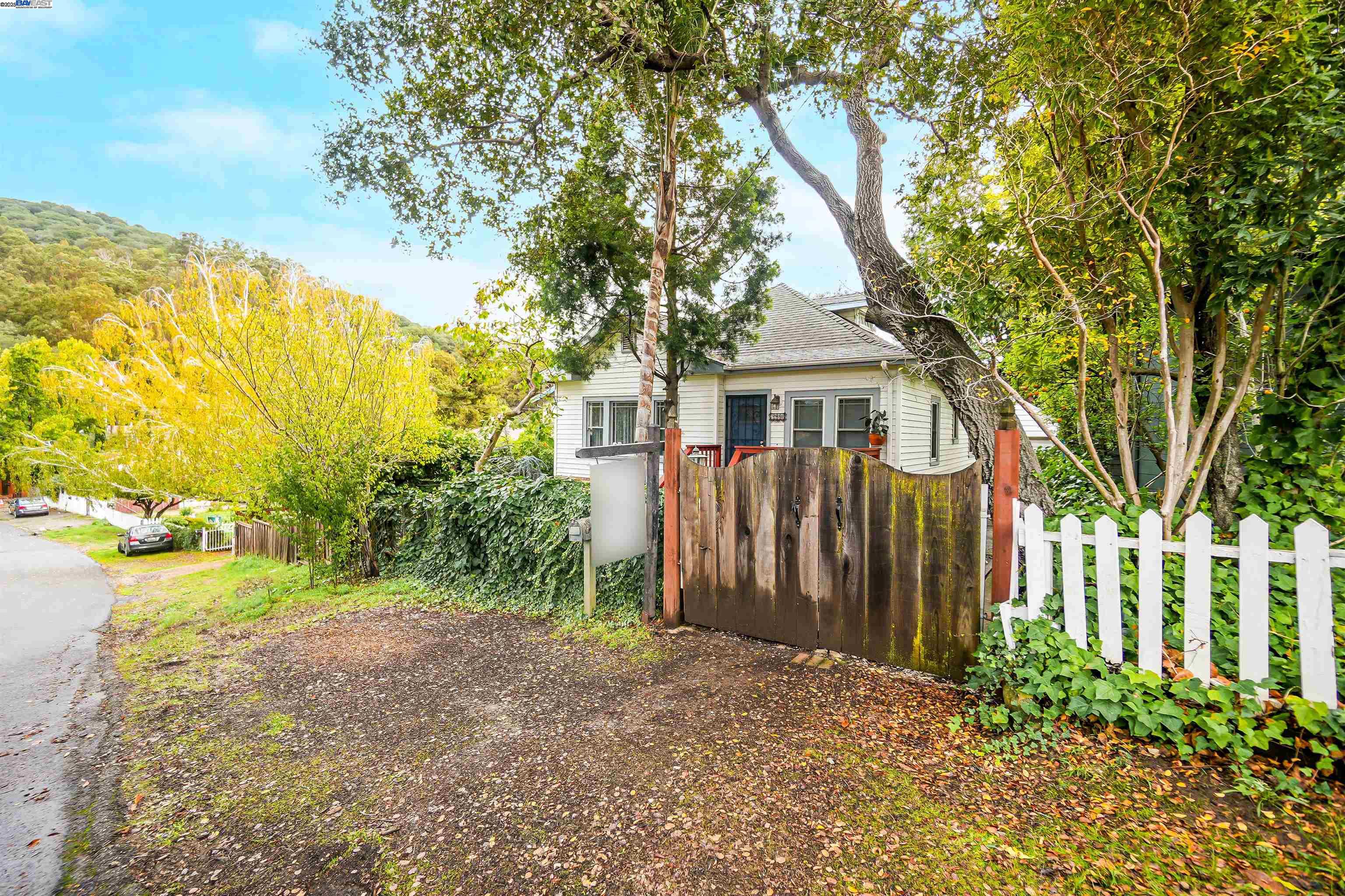 Detail Gallery Image 4 of 60 For 3908 Archmont Pl, Oakland,  CA 94605 - 2 Beds | 2 Baths