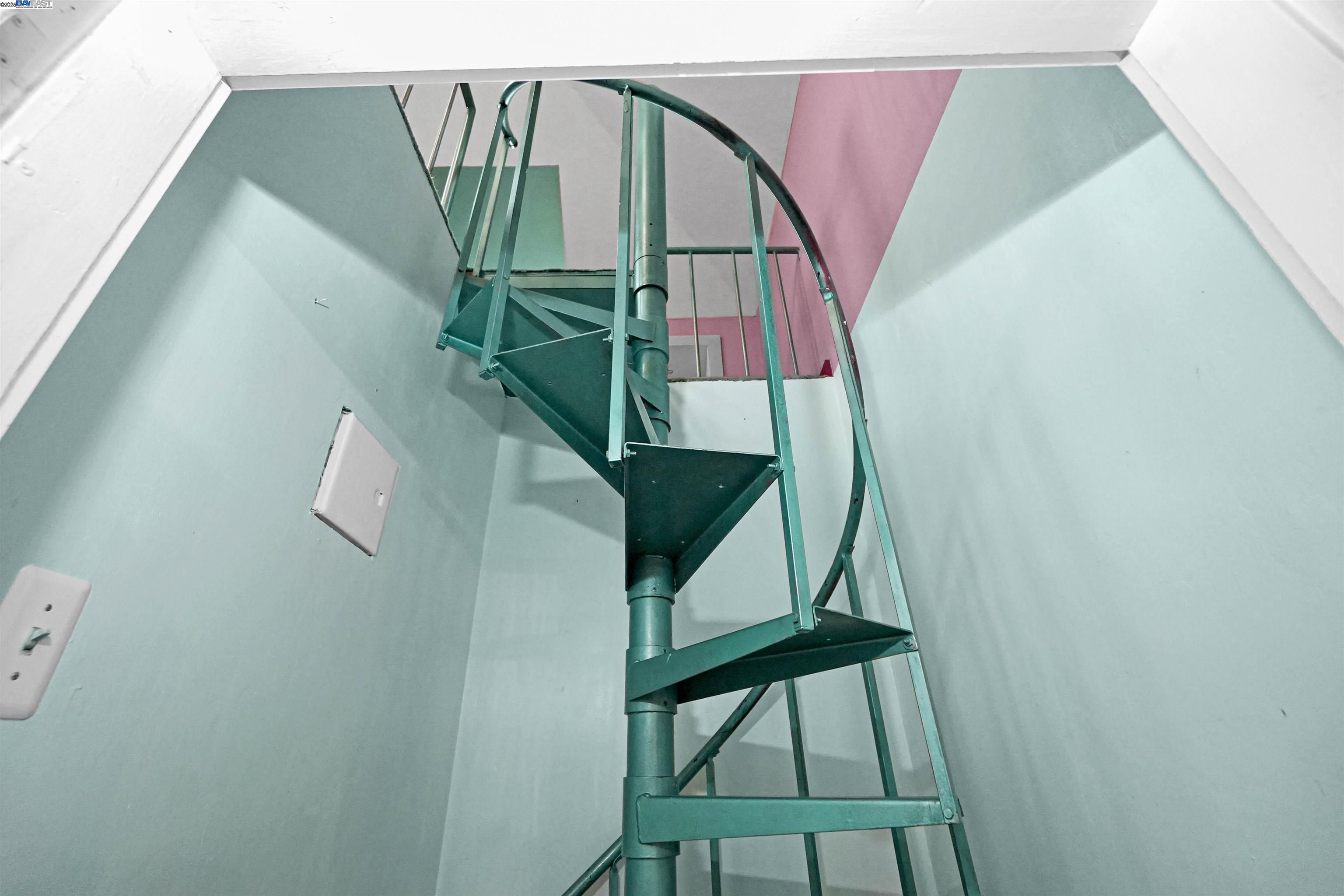 Detail Gallery Image 32 of 60 For 3908 Archmont Pl, Oakland,  CA 94605 - 2 Beds | 2 Baths