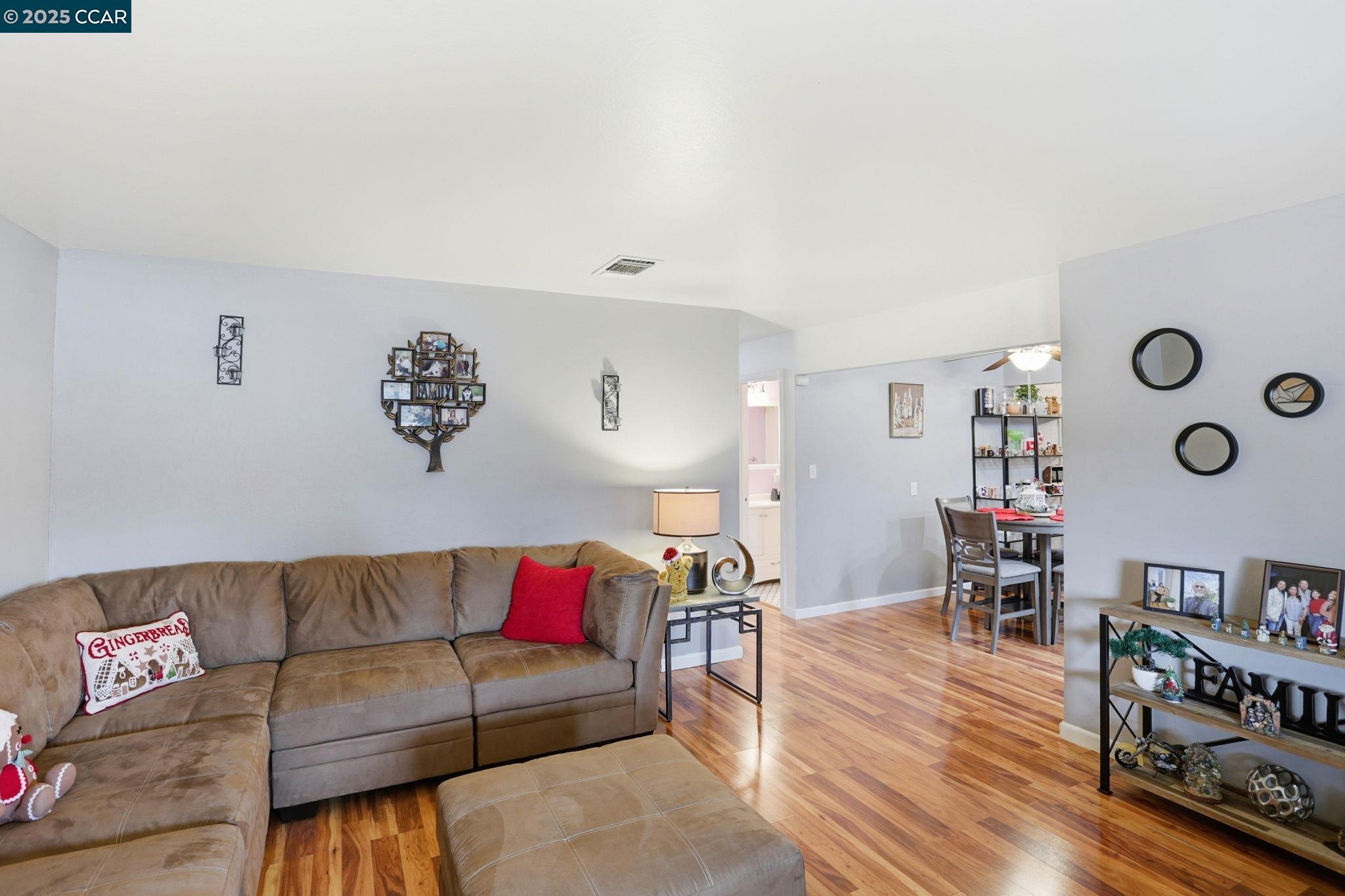 Detail Gallery Image 5 of 34 For 213 Markham Avenue, Vacaville,  CA 95688 - 4 Beds | 3/1 Baths