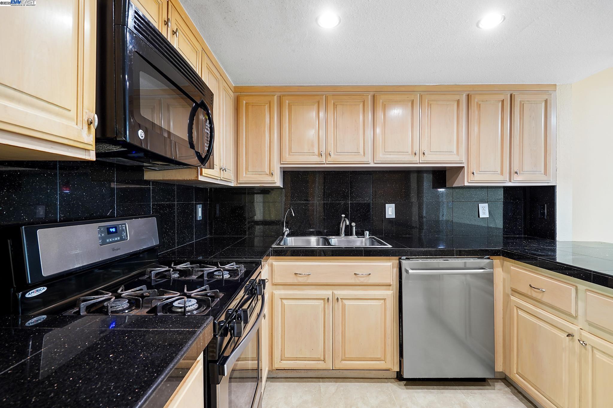 Detail Gallery Image 7 of 21 For 5227 Riverdale Court, Pleasanton,  CA 94588 - 4 Beds | 2/1 Baths