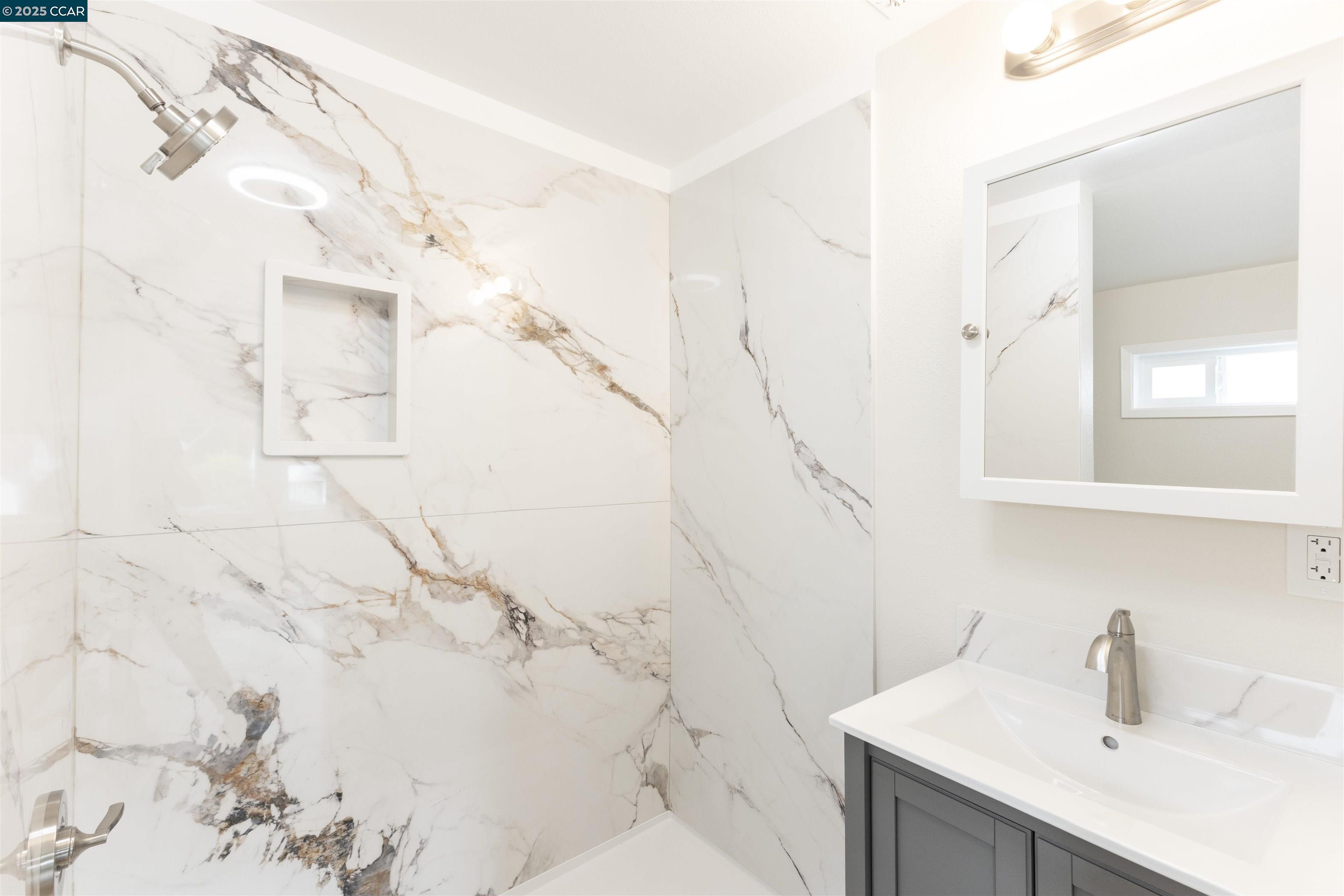 Detail Gallery Image 11 of 48 For 3500 66th Ave, Oakland,  CA 94605 - 5 Beds | 3/1 Baths