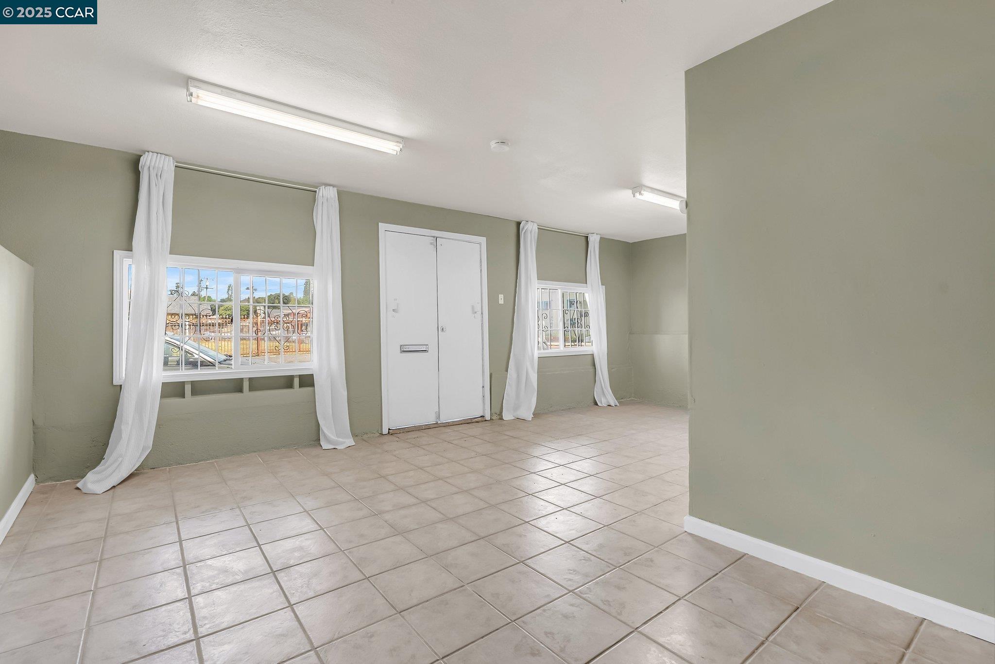 Detail Gallery Image 5 of 53 For 2150 35th Ave, Oakland,  CA 94601 - – Beds | – Baths