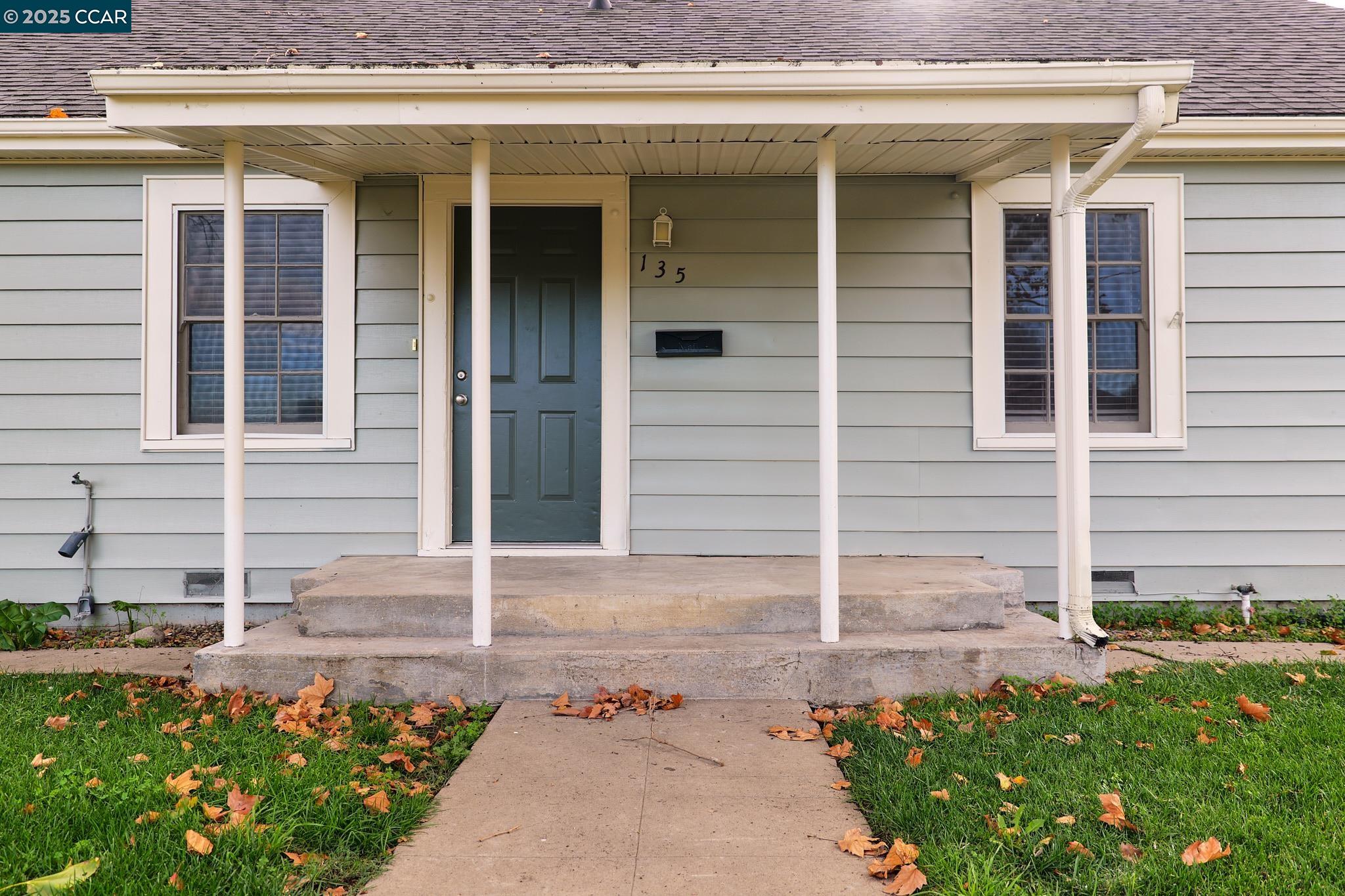 Detail Gallery Image 2 of 26 For 135 N 5th St, Rio Vista,  CA 94571 - 3 Beds | 2 Baths