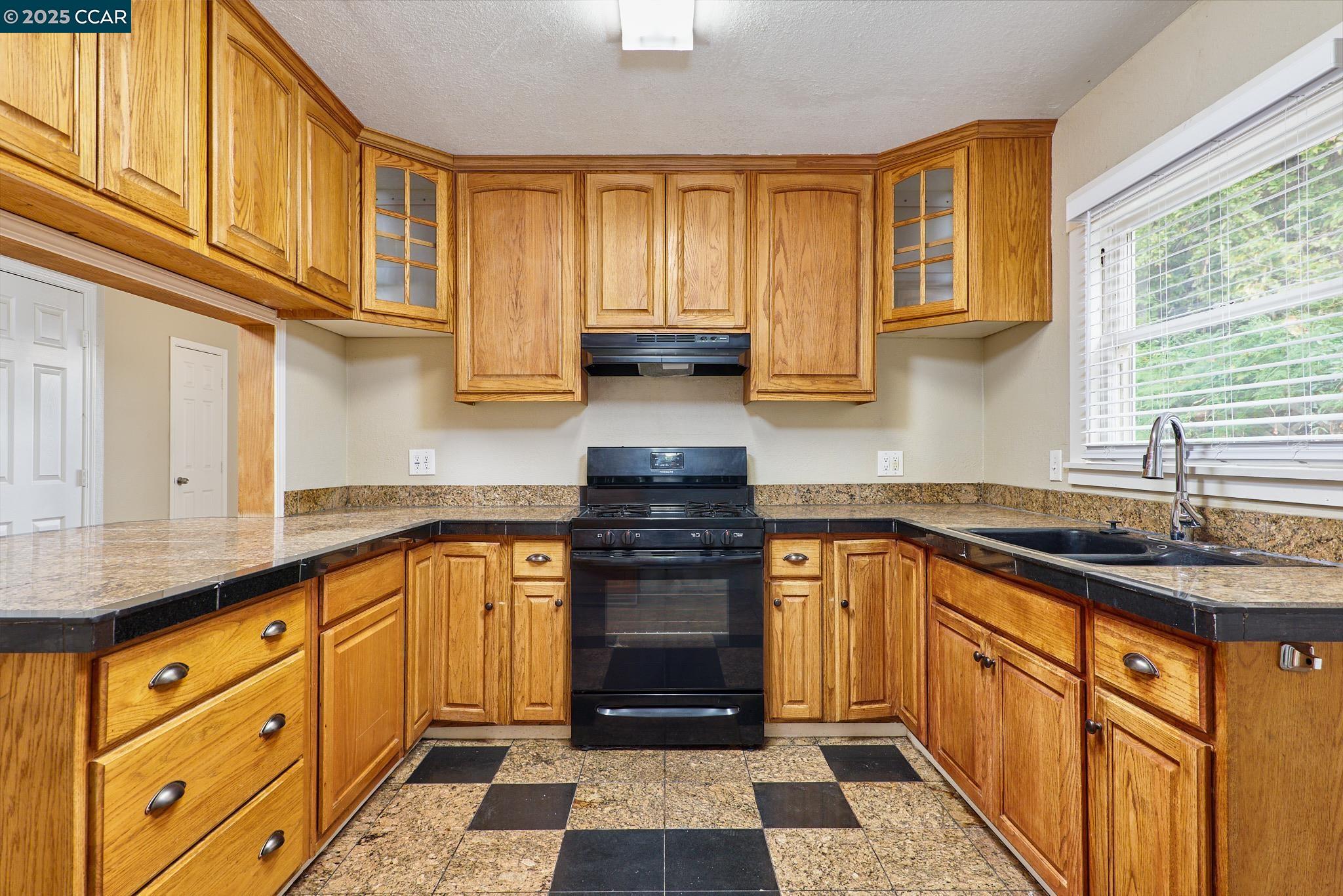 Detail Gallery Image 3 of 26 For 135 N 5th St, Rio Vista,  CA 94571 - 3 Beds | 2 Baths