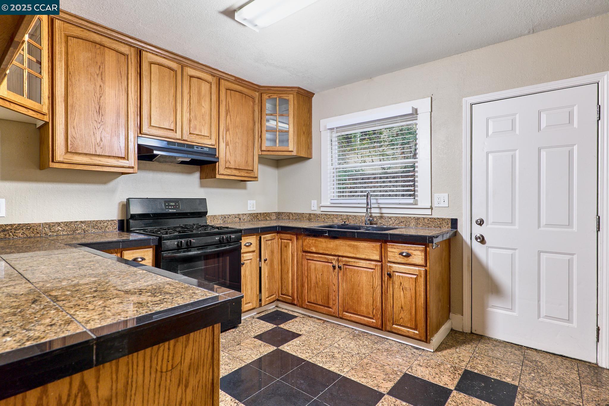 Detail Gallery Image 4 of 26 For 135 N 5th St, Rio Vista,  CA 94571 - 3 Beds | 2 Baths